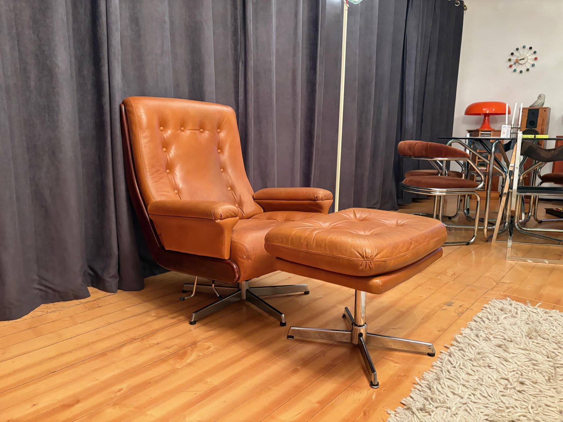 Fotel z podnóżkiem, brązowy, skóra naturalna, drewno orzech, stal, Norwegia, lata 60. - 79550