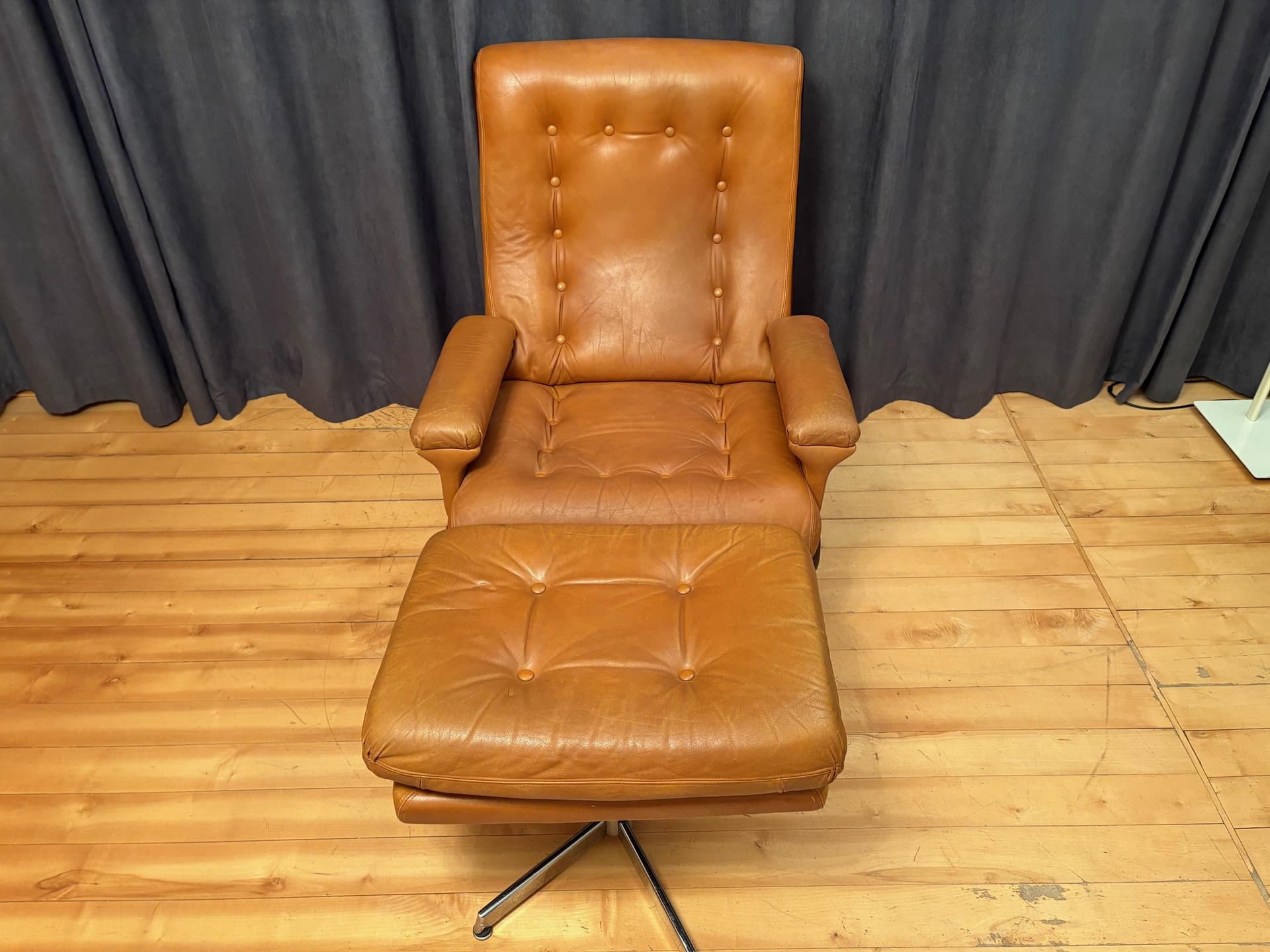 Fotel z podnóżkiem, brązowy, skóra naturalna, drewno orzech, stal, Norwegia, lata 60. - 79553