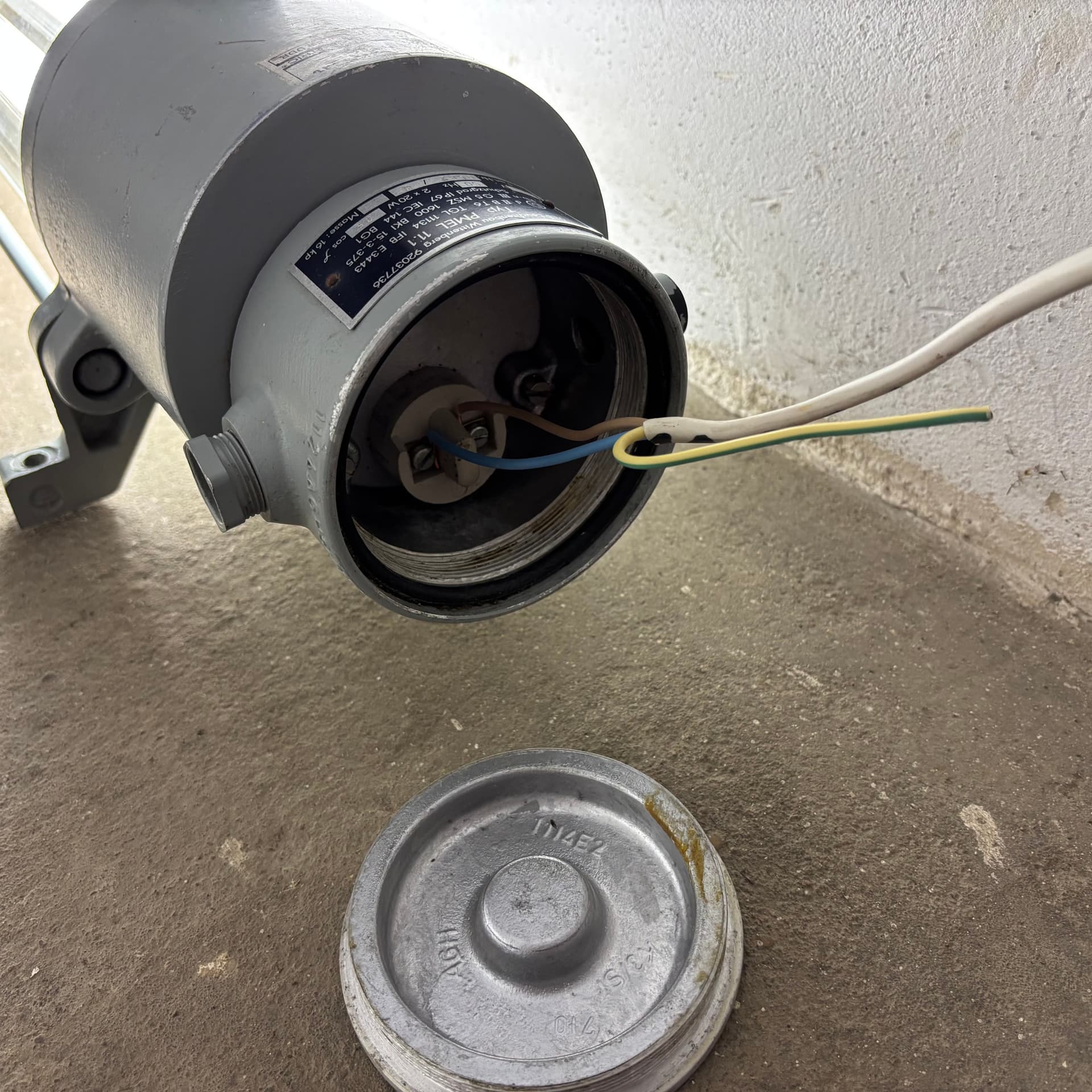 Lampa ścienna Bunkerlampe, szary, metal, Niemcy, lata 80. - 66662