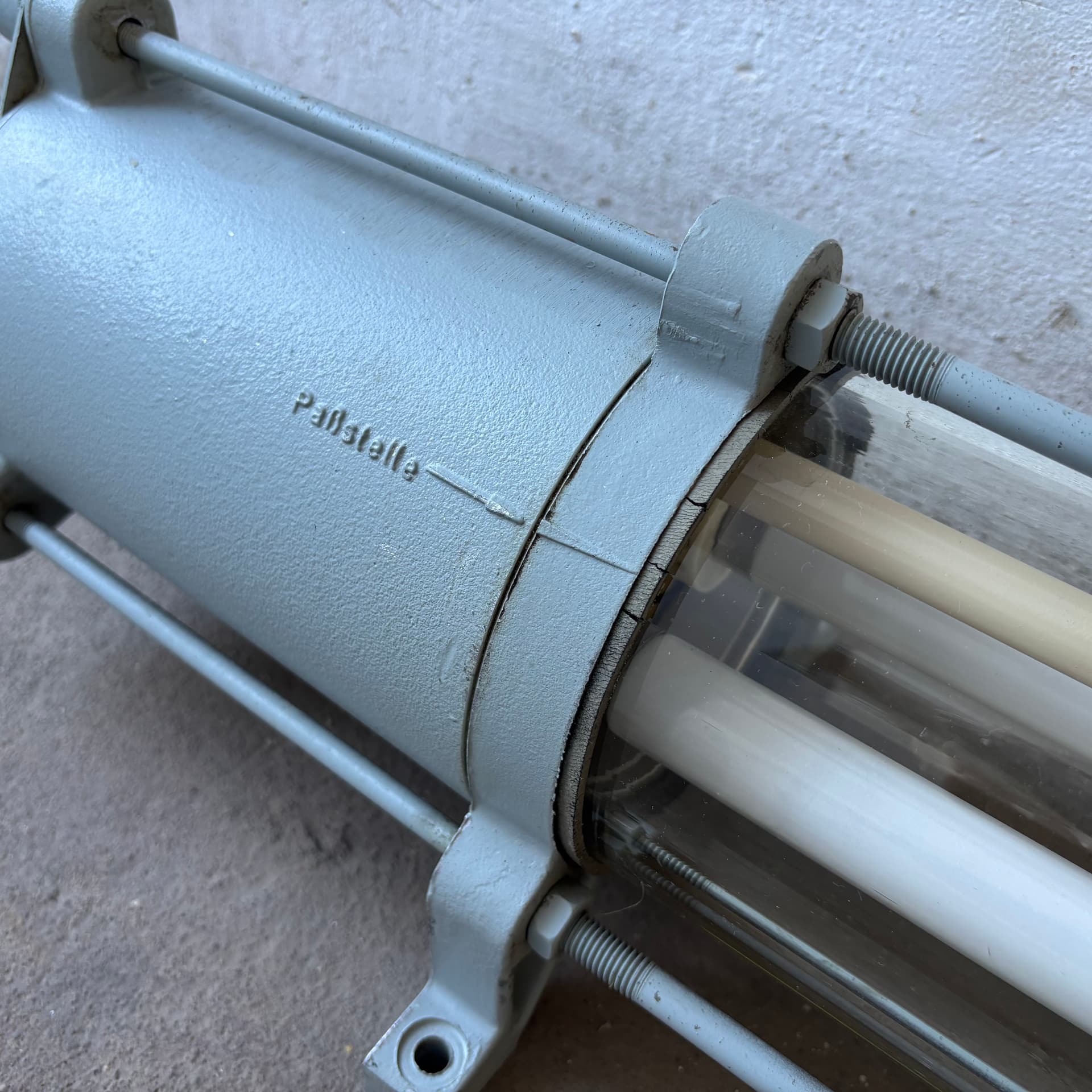 Lampa ścienna Bunkerlampe, szary, metal, Niemcy, lata 80. - 66658