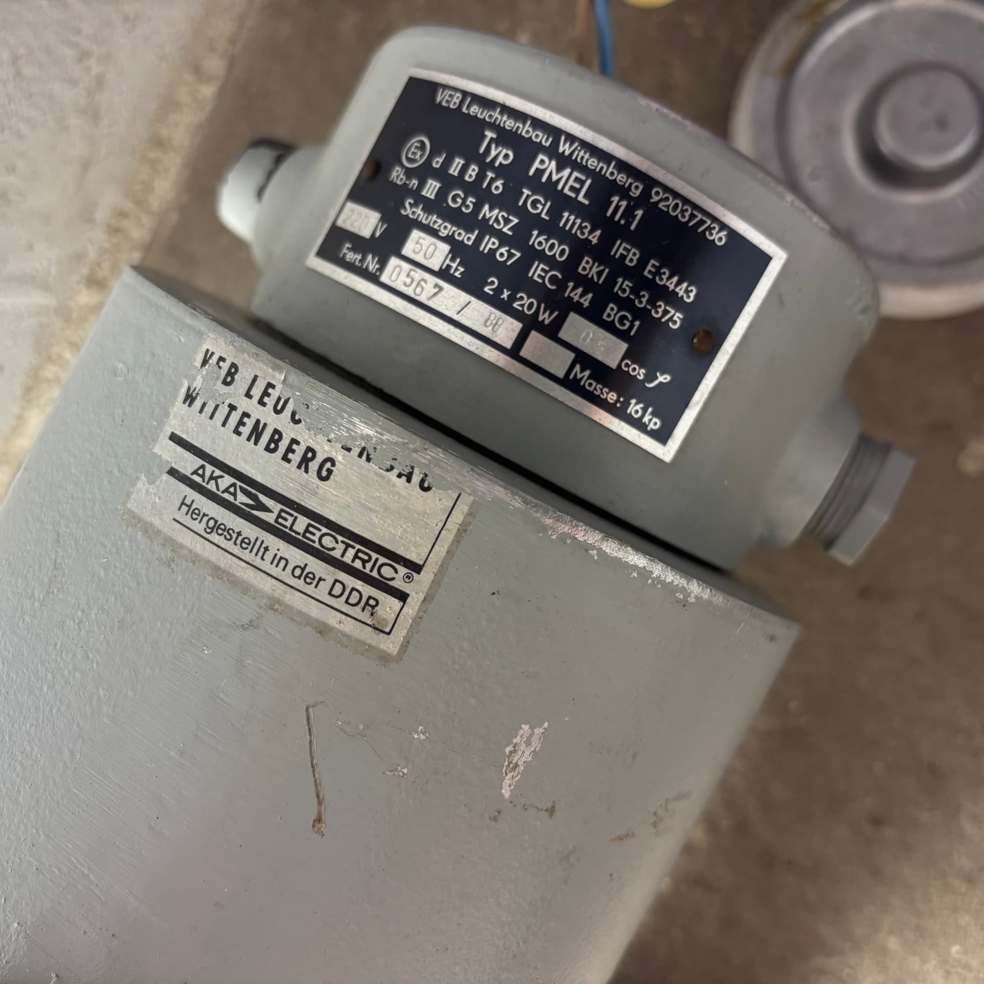 Lampa ścienna Bunkerlampe, szary, metal, Niemcy, lata 80. - 66660