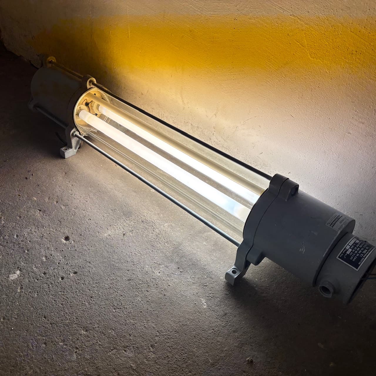 Lampa ścienna Bunkerlampe, szary, metal, Niemcy, lata 80. - 66667