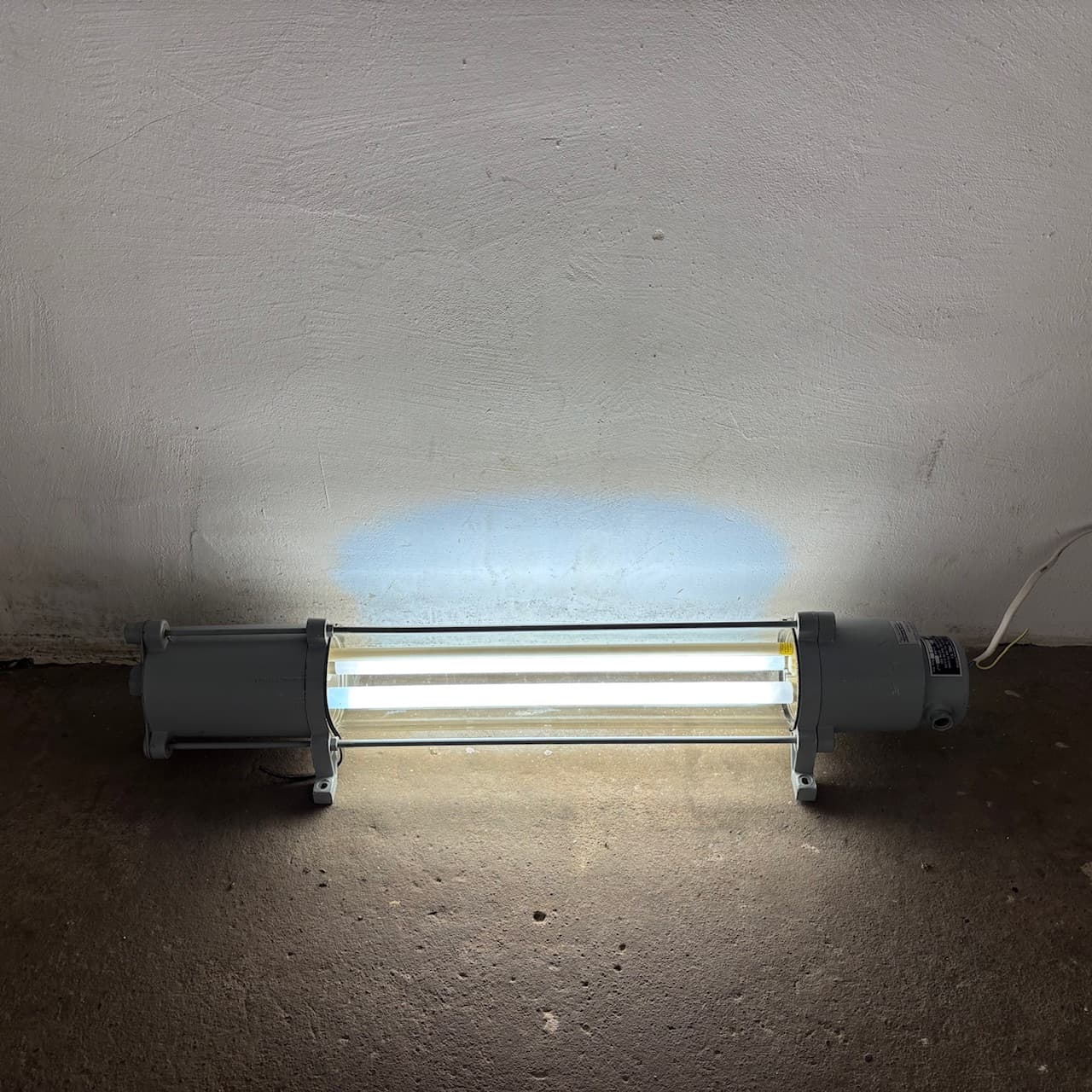 Lampa ścienna Bunkerlampe, szary, metal, Niemcy, lata 80. - 66666