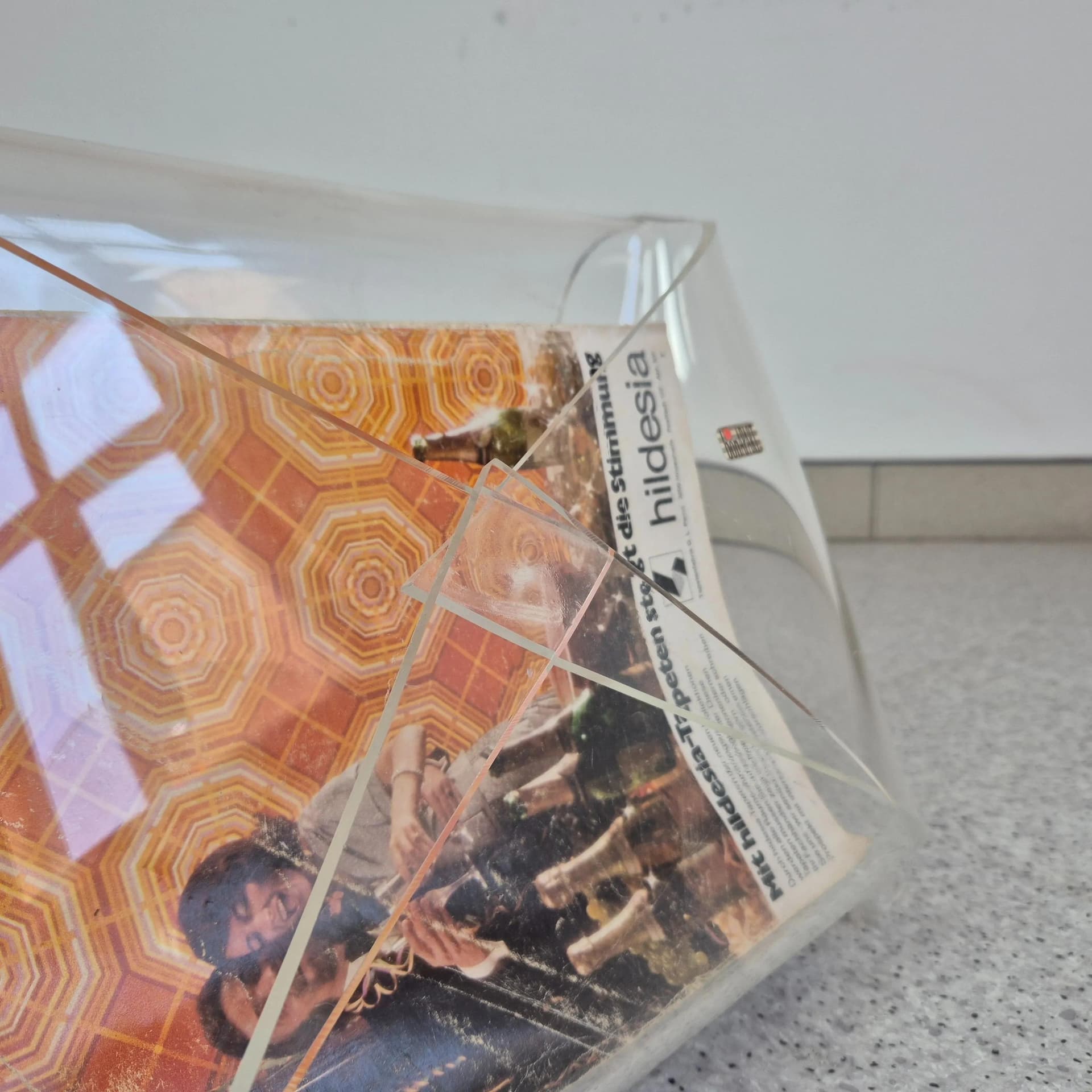 Gazetnik postmodernistyczny, pleksi transparentna, Włochy, lata 90. - 68555