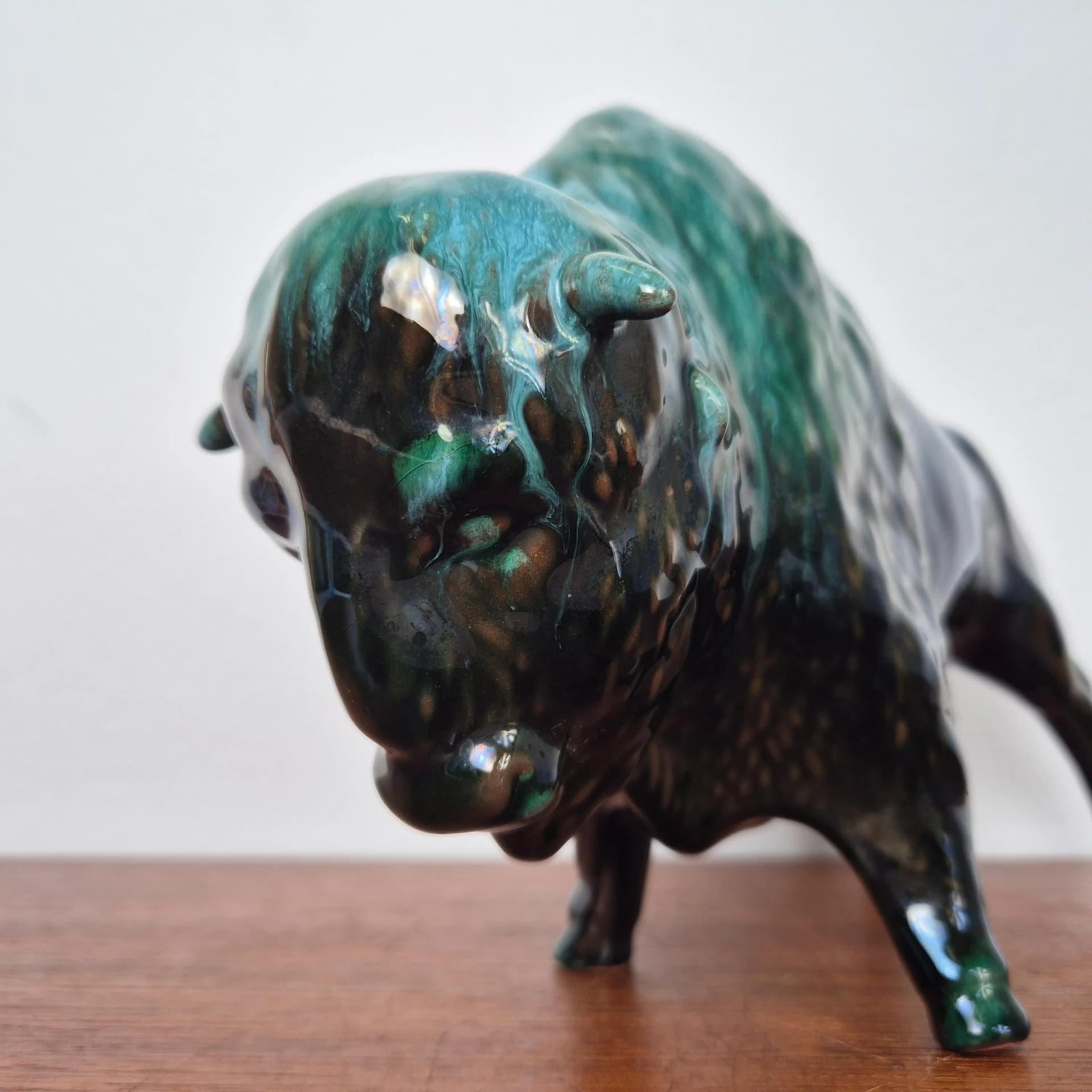 Figura żubra, zielona ceramika, Blue Mountain Pottery, Anglia, lata 60. - 68686