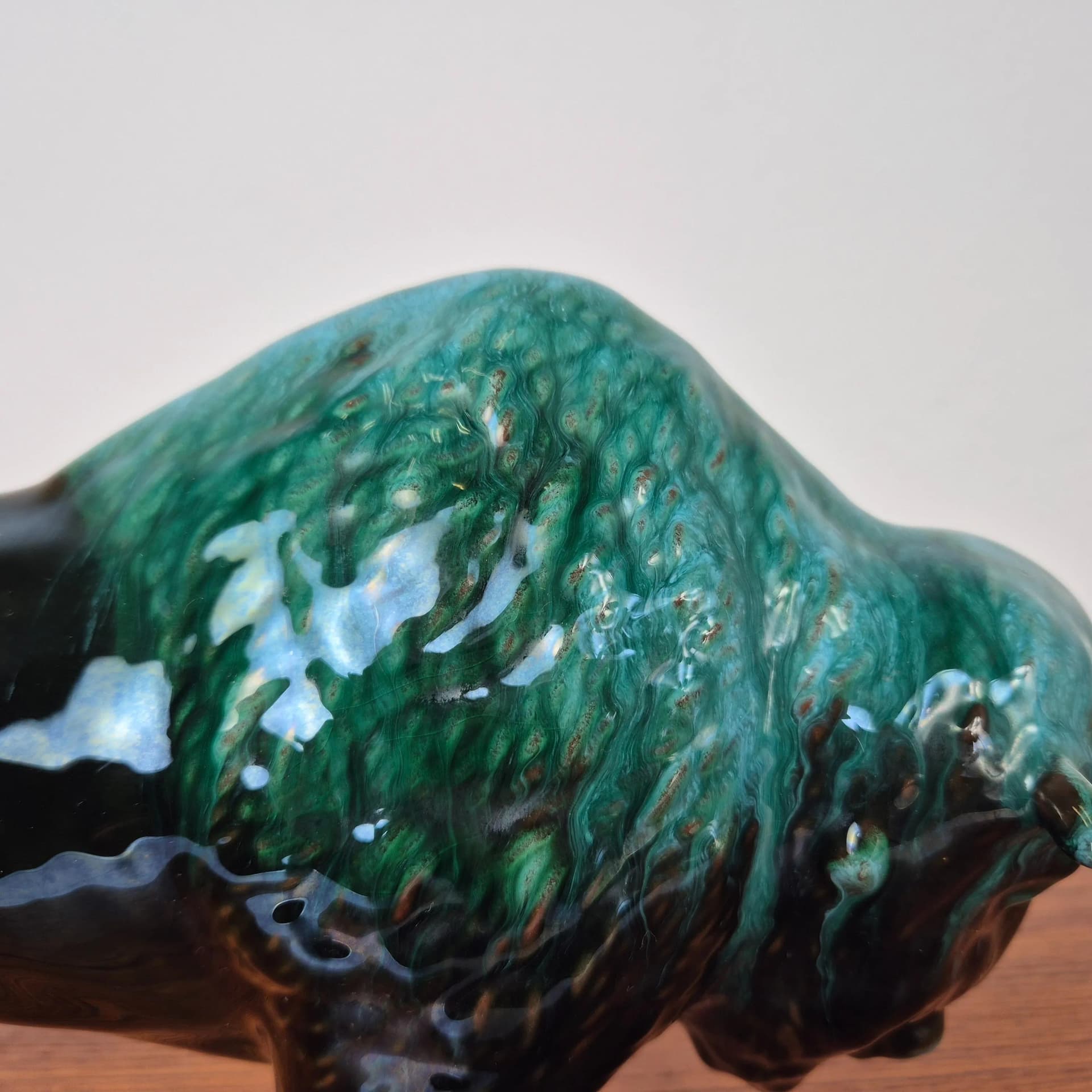 Figura żubra, zielona ceramika, Blue Mountain Pottery, Anglia, lata 60. - 68691