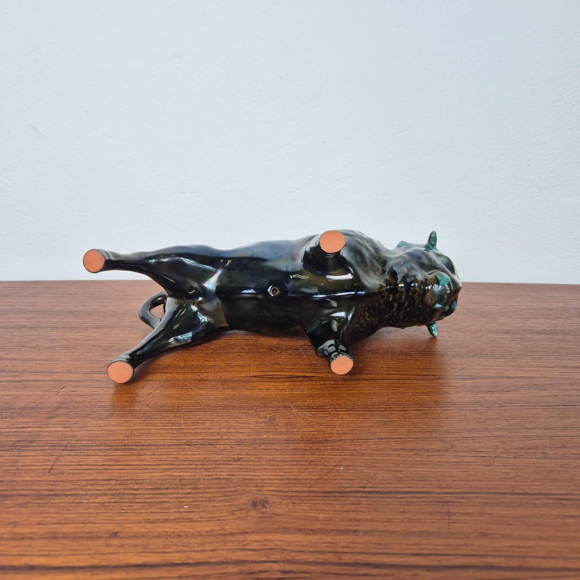 Figura żubra, zielona ceramika, Blue Mountain Pottery, Anglia, lata 60. - 68694