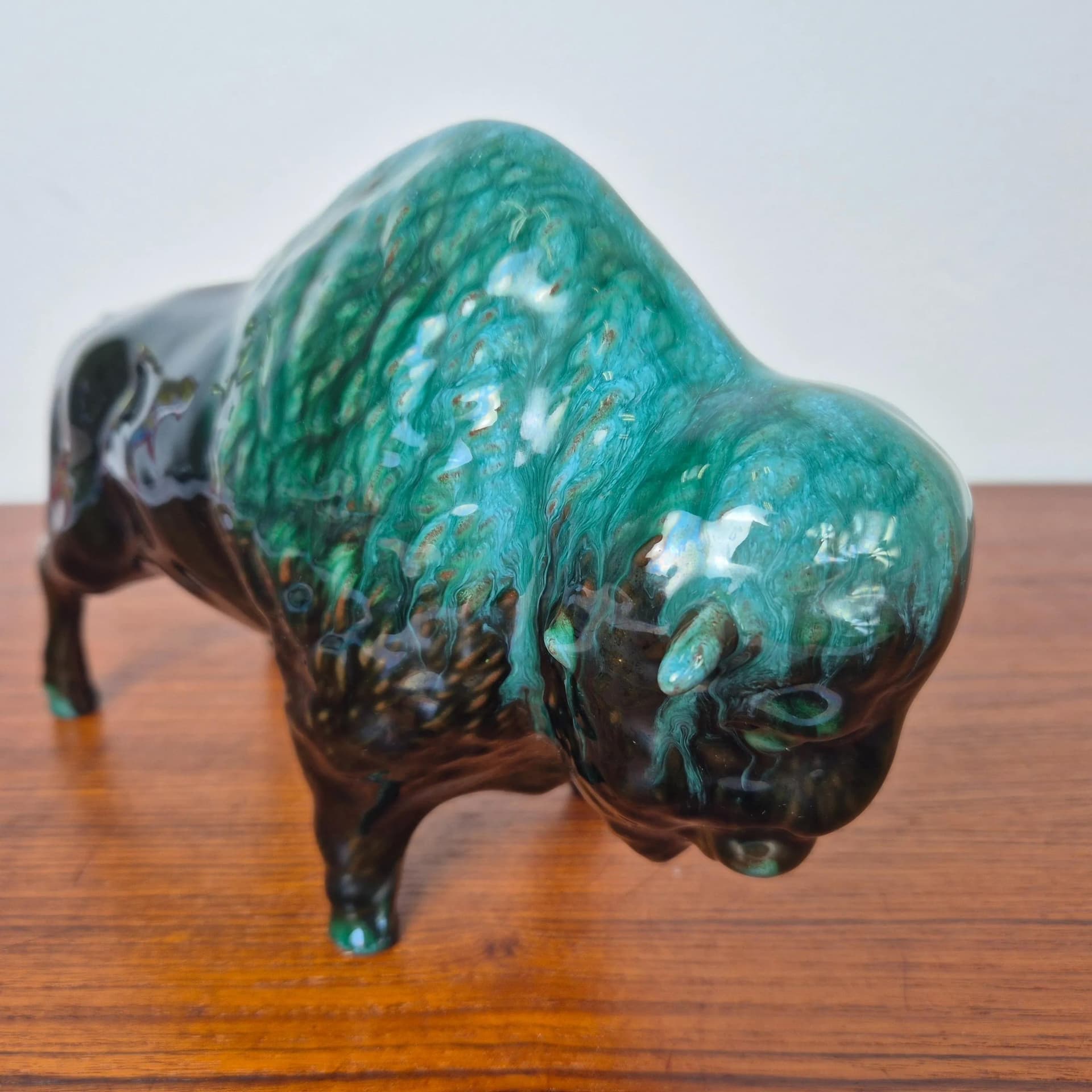 Figura żubra, zielona ceramika, Blue Mountain Pottery, Anglia, lata 60. - 68692