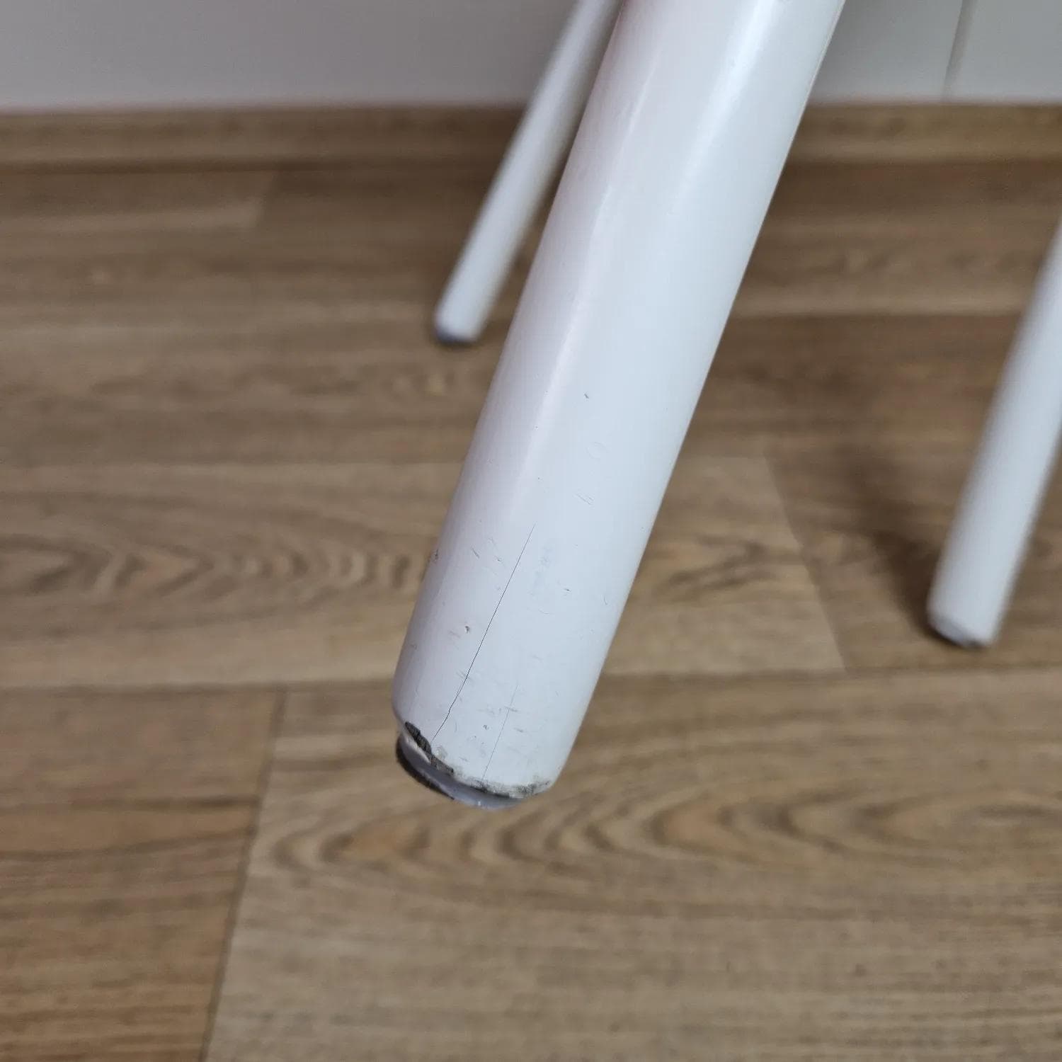 Fotel postmodernistyczny, drewno białe, tapicerka fioletowa, Włochy, lata 80. - 68659