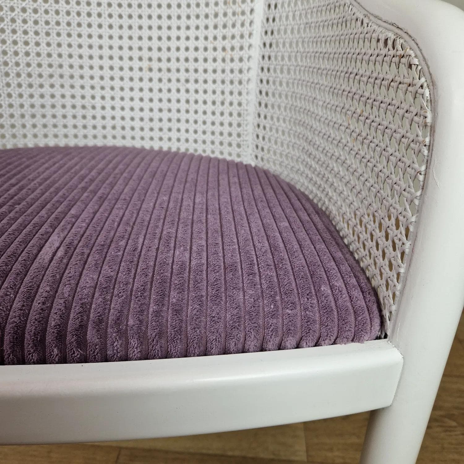 Fotel postmodernistyczny, drewno białe, tapicerka fioletowa, Włochy, lata 80. - 68658