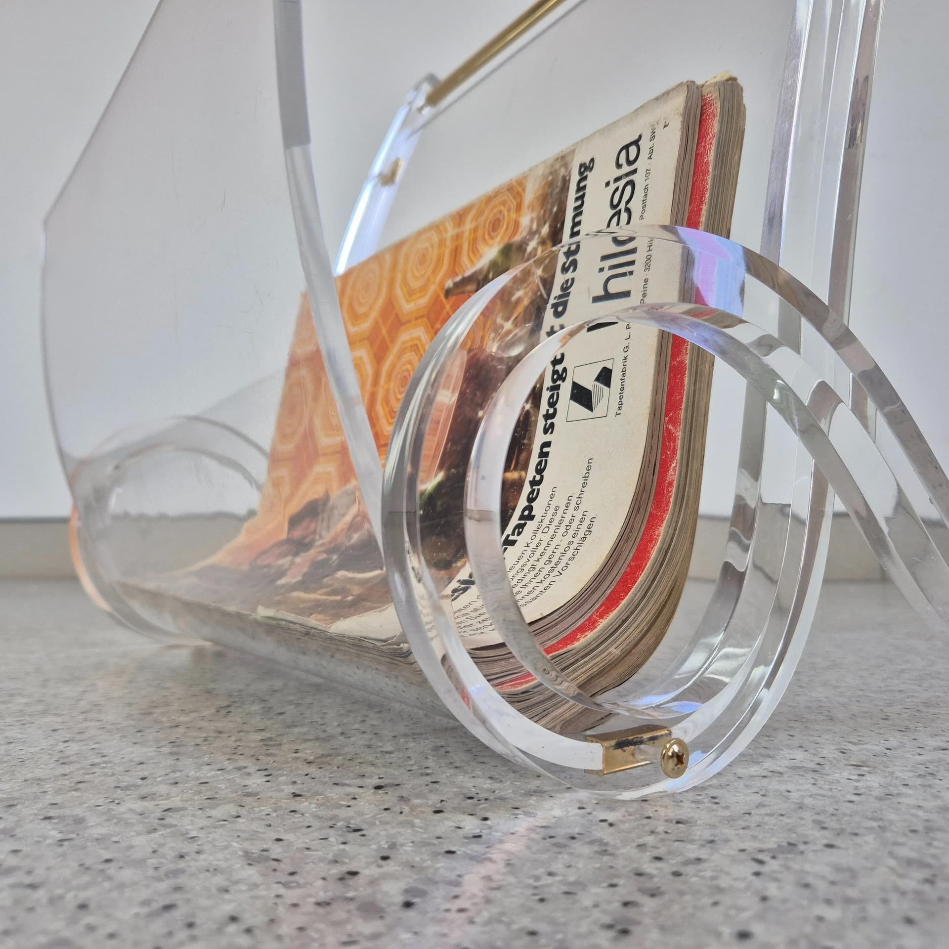 Magazine Rack Hollywood Regency, transparent plexiglass, Germany, 1980s. - 68606