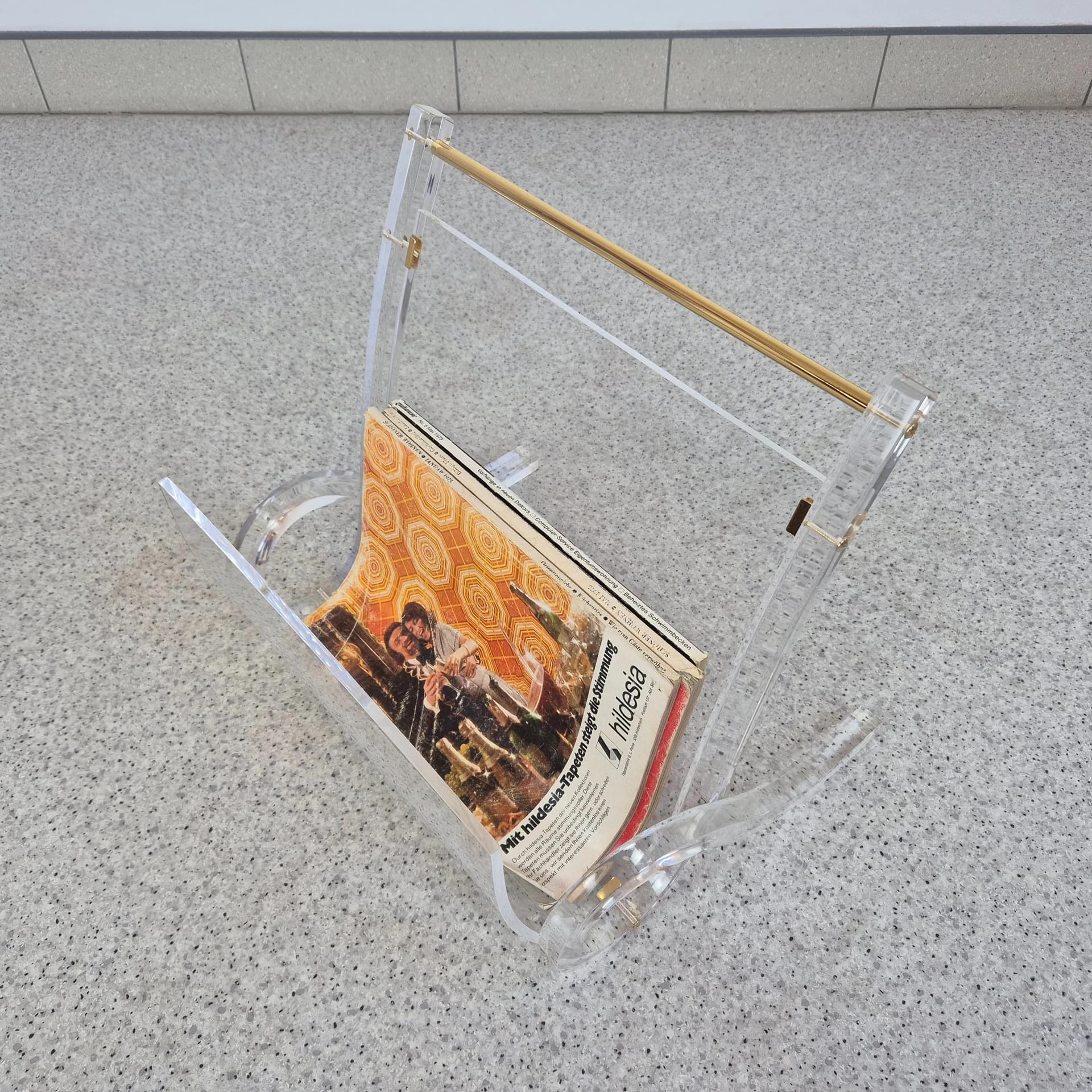 Magazine Rack Hollywood Regency, transparent plexiglass, Germany, 1980s. - 68609