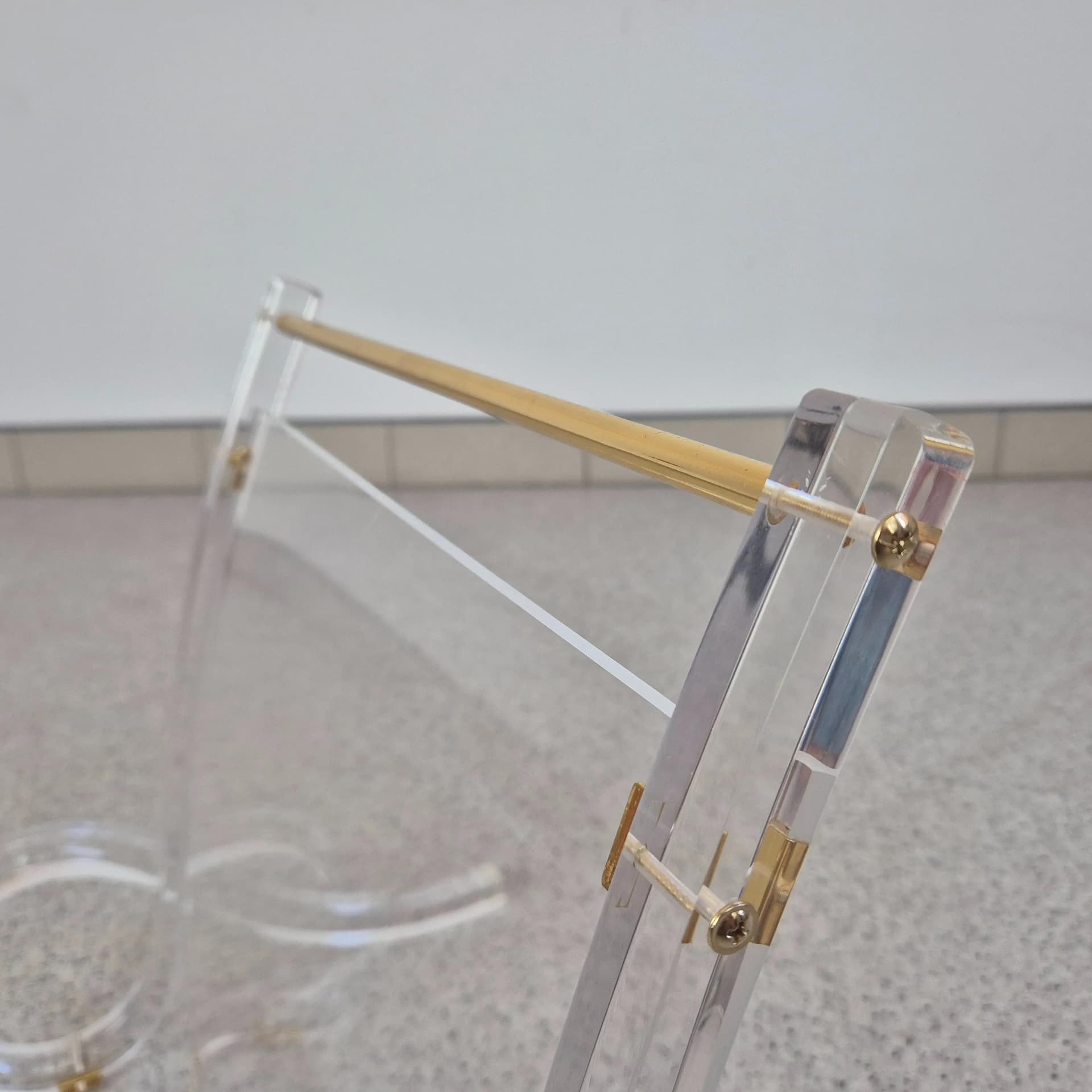 Magazine Rack Hollywood Regency, transparent plexiglass, Germany, 1980s. - 68611