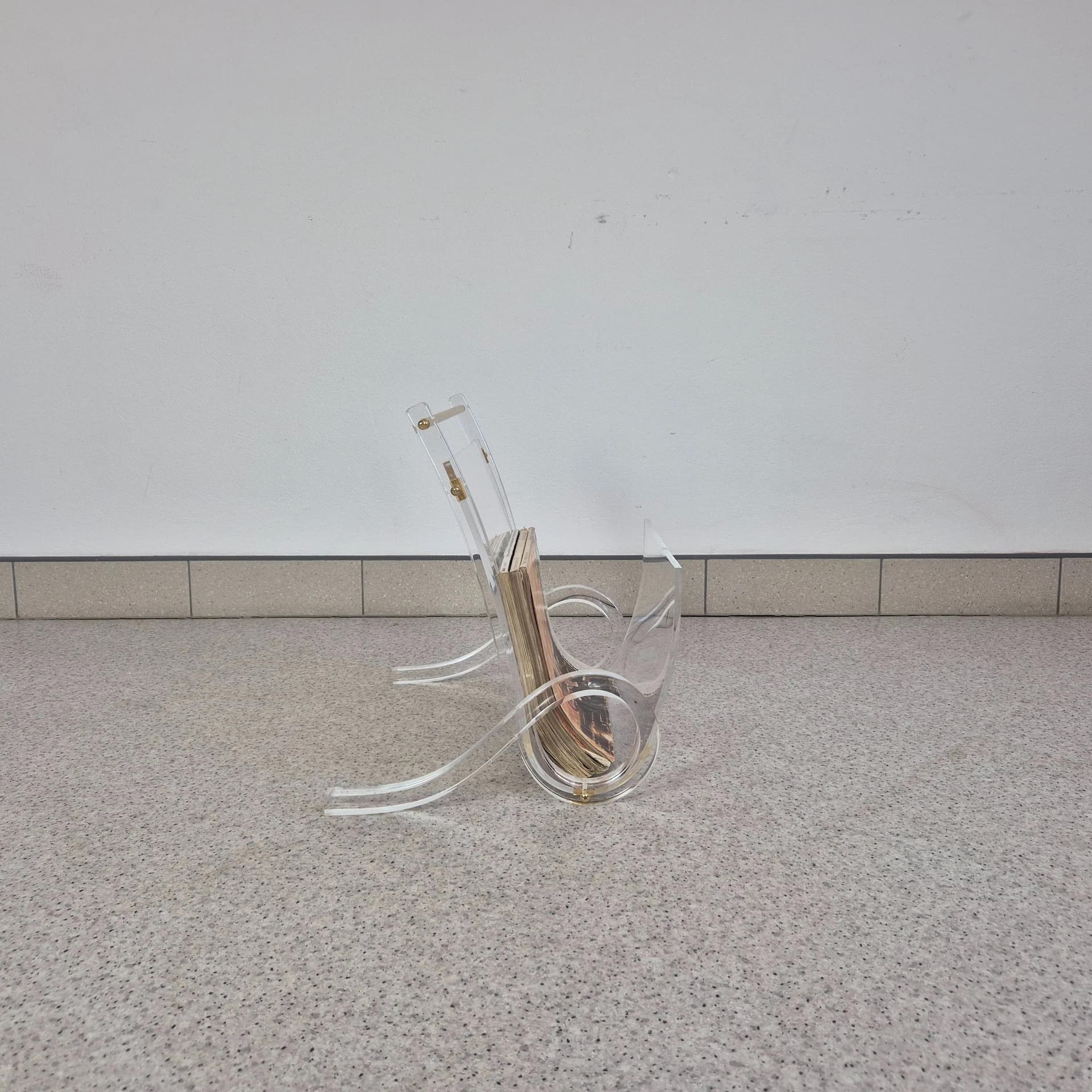 Magazine Rack Hollywood Regency, transparent plexiglass, Germany, 1980s. - 68608