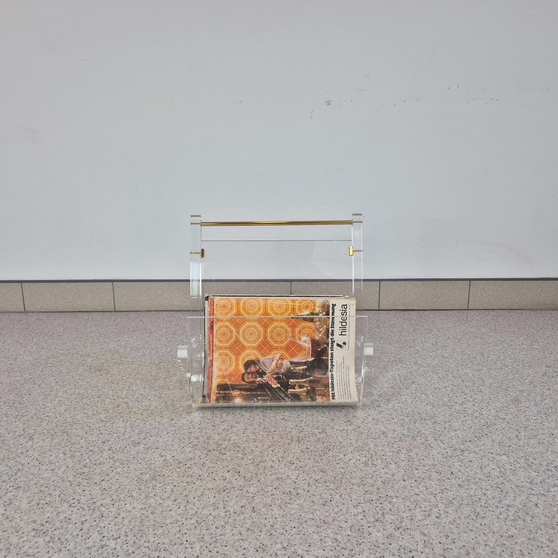 Magazine Rack Hollywood Regency, transparent plexiglass, Germany, 1980s. - 68603