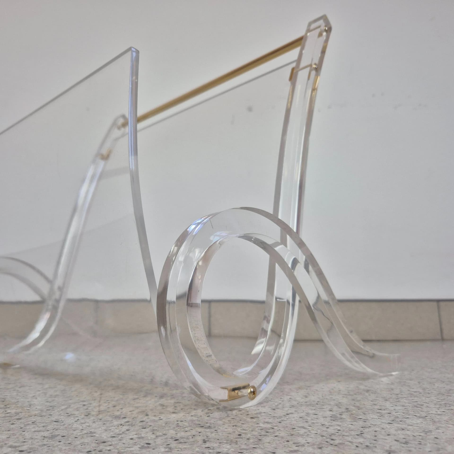 Magazine Rack Hollywood Regency, transparent plexiglass, Germany, 1980s. - 68605