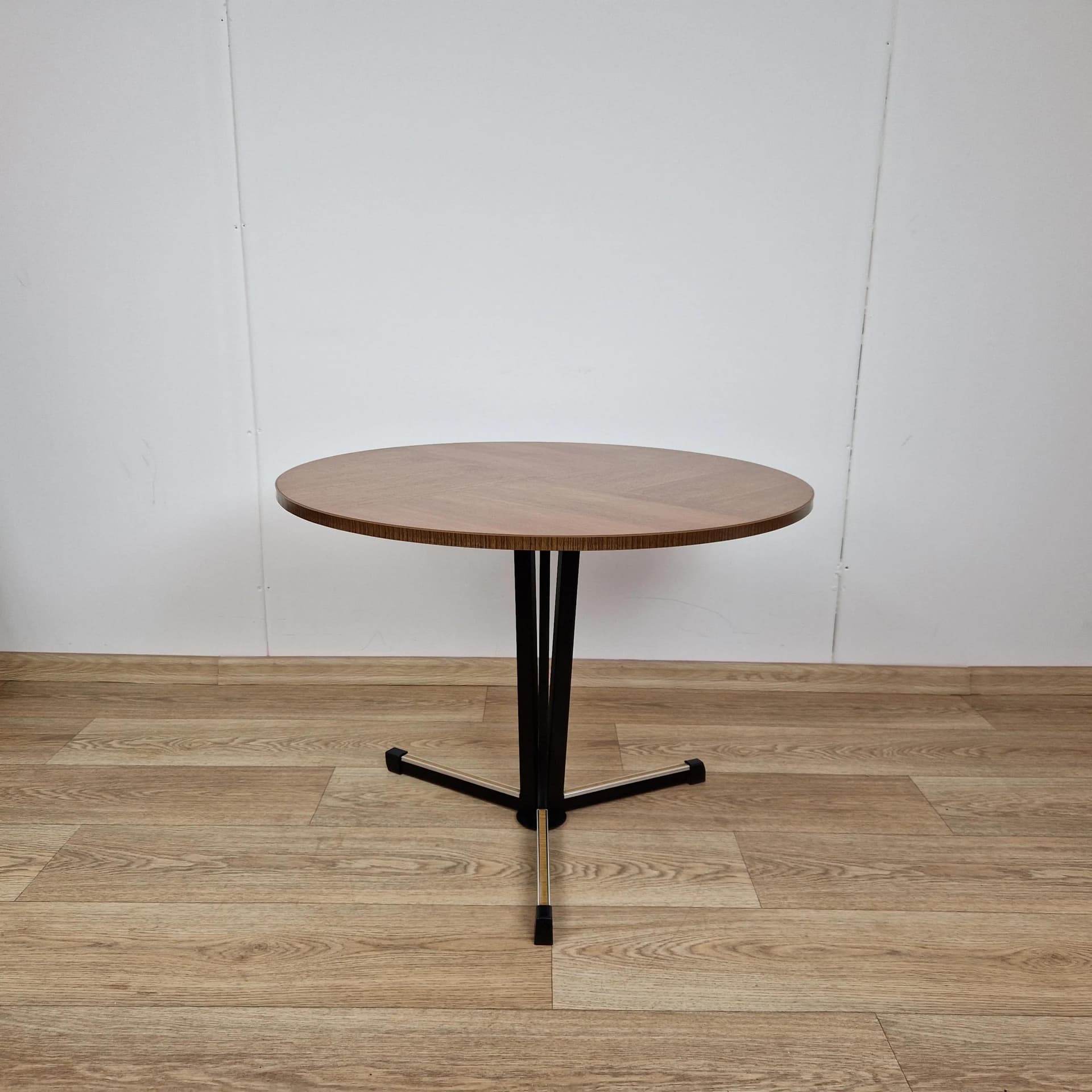 Stolik kawowy okrągły, fornir brązowy, metal czarny, Niemcy, lata 70. - 68793