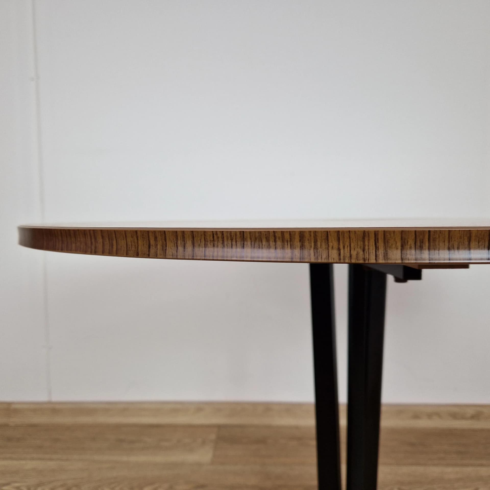 Stolik kawowy okrągły, fornir brązowy, metal czarny, Niemcy, lata 70. - 68801