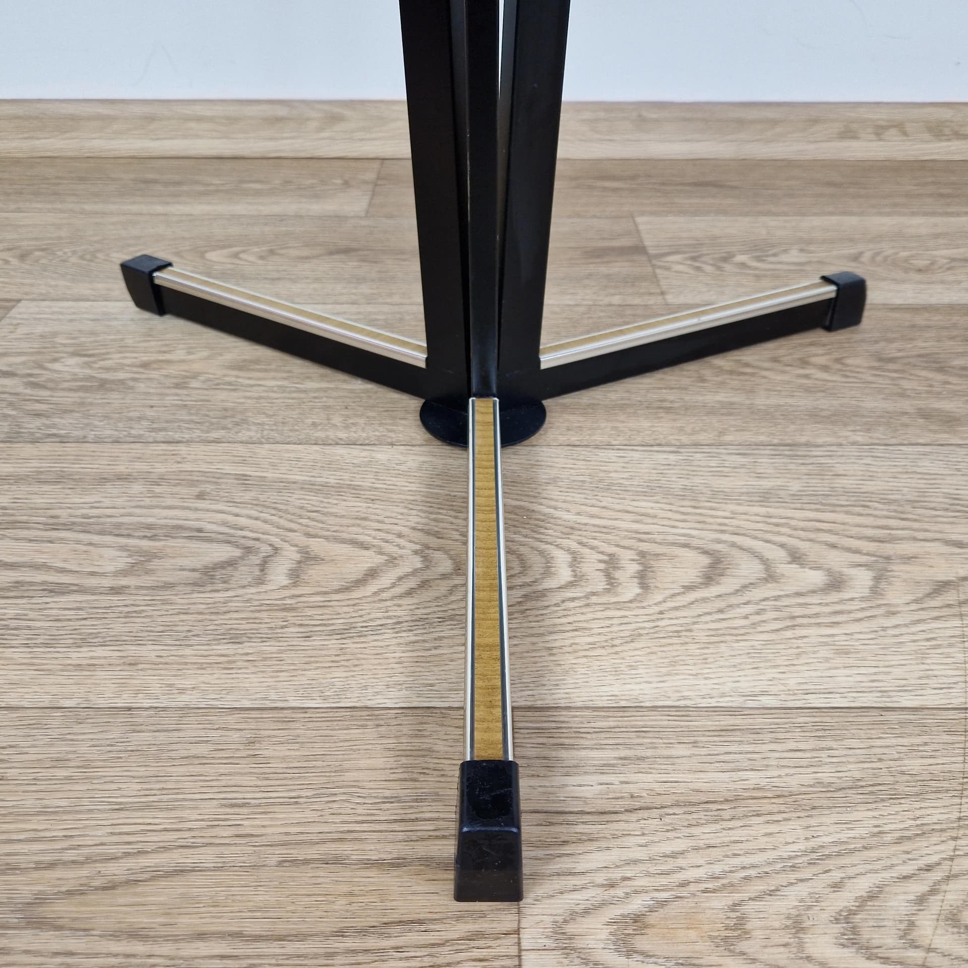 Stolik kawowy okrągły, fornir brązowy, metal czarny, Niemcy, lata 70. - 68799