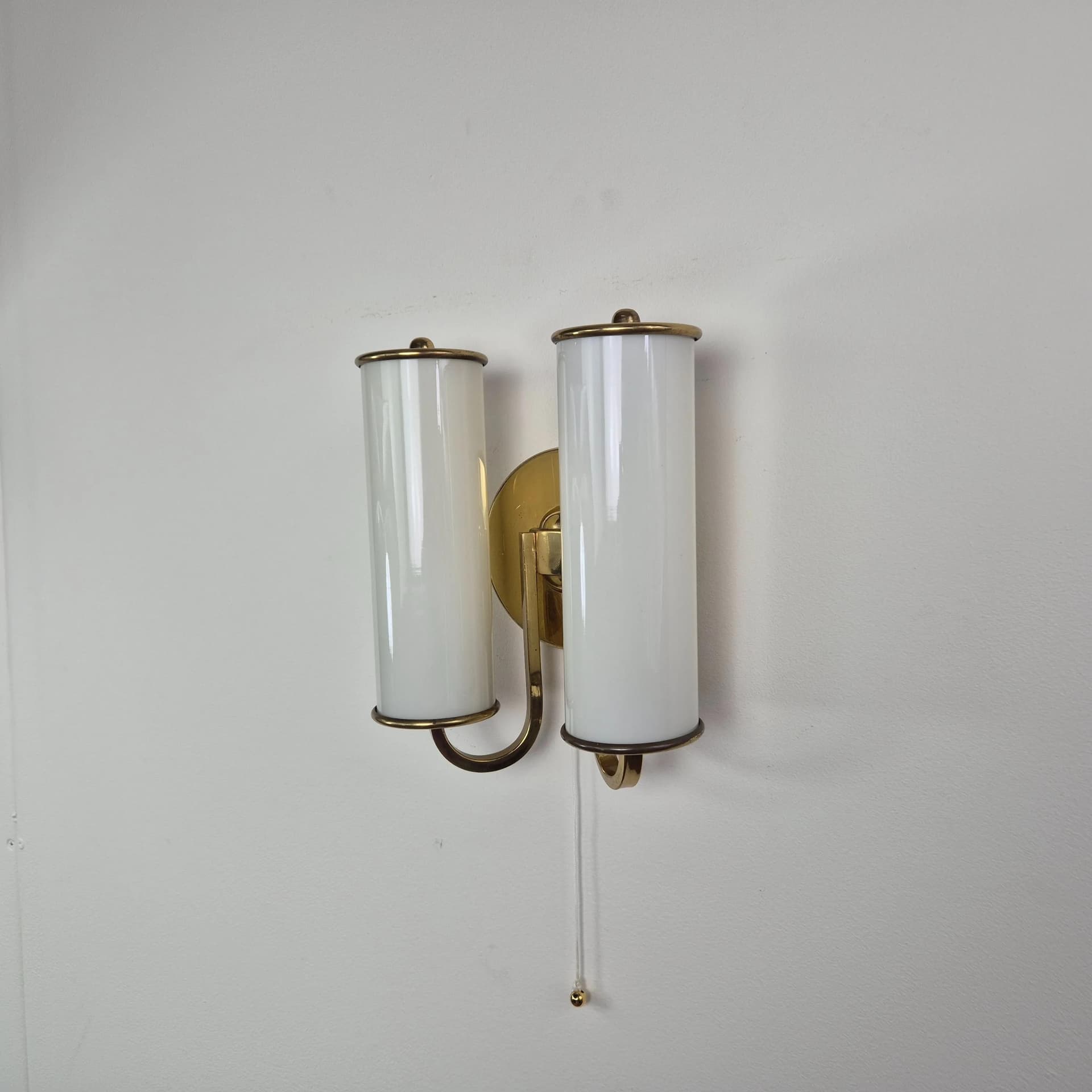 Kinkiet Art Deco, szkło kremowobiałe, mosiądz, Niemcy, lata 50. - 69562