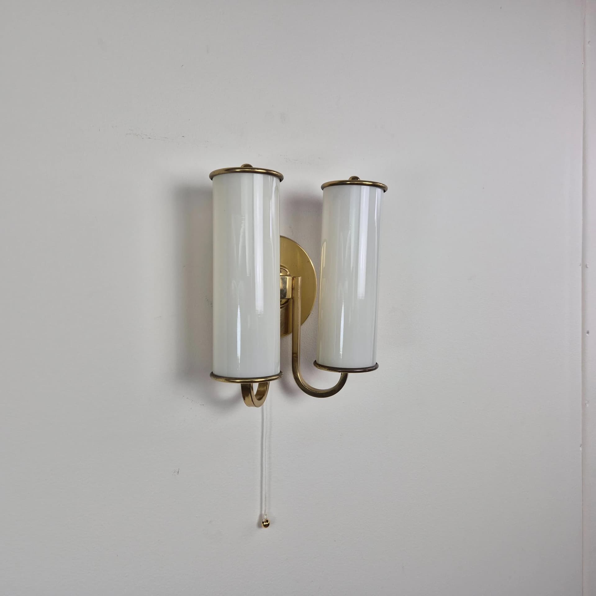 Kinkiet Art Deco, szkło kremowobiałe, mosiądz, Niemcy, lata 50. - 69555