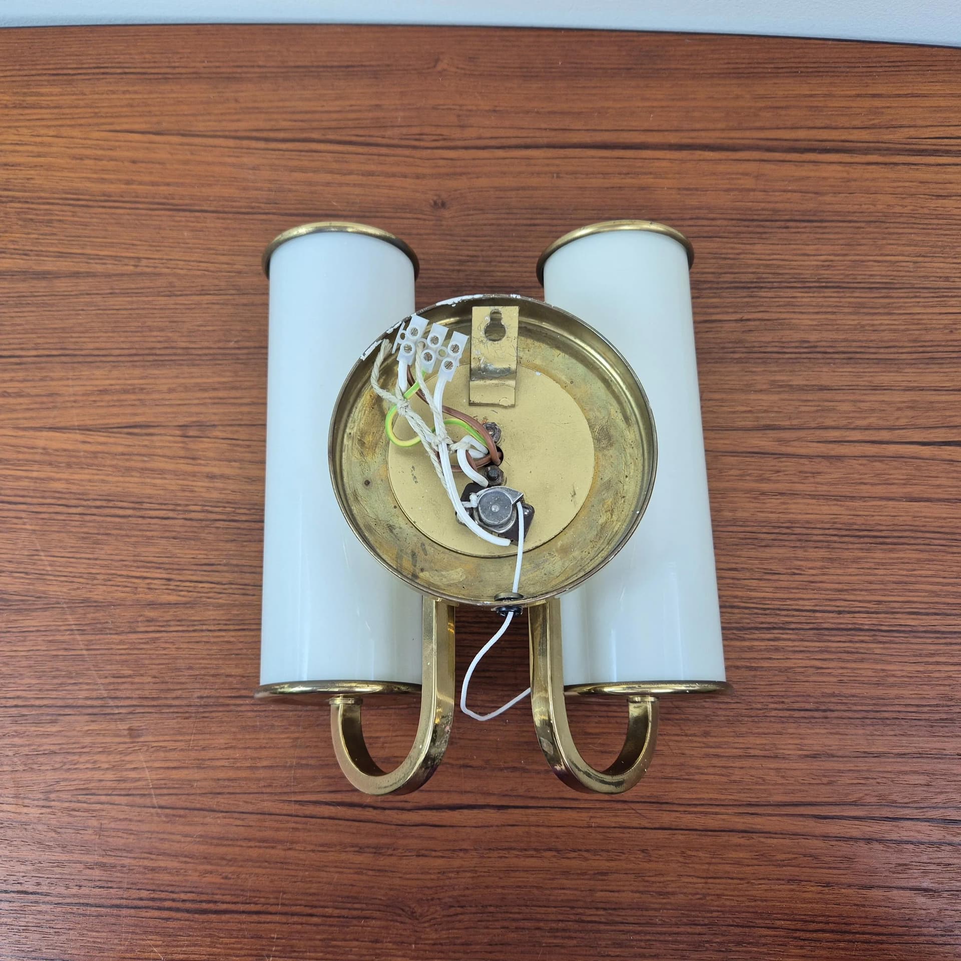 Kinkiet Art Deco, szkło kremowobiałe, mosiądz, Niemcy, lata 50. - 69561