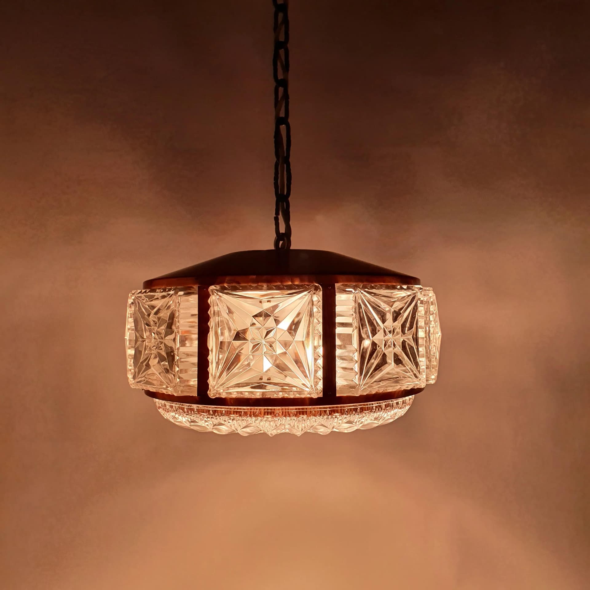 Żyrandol, miedź, drewno tekowe, szkło kryształowe, Szwecja, lata 50. - 69533