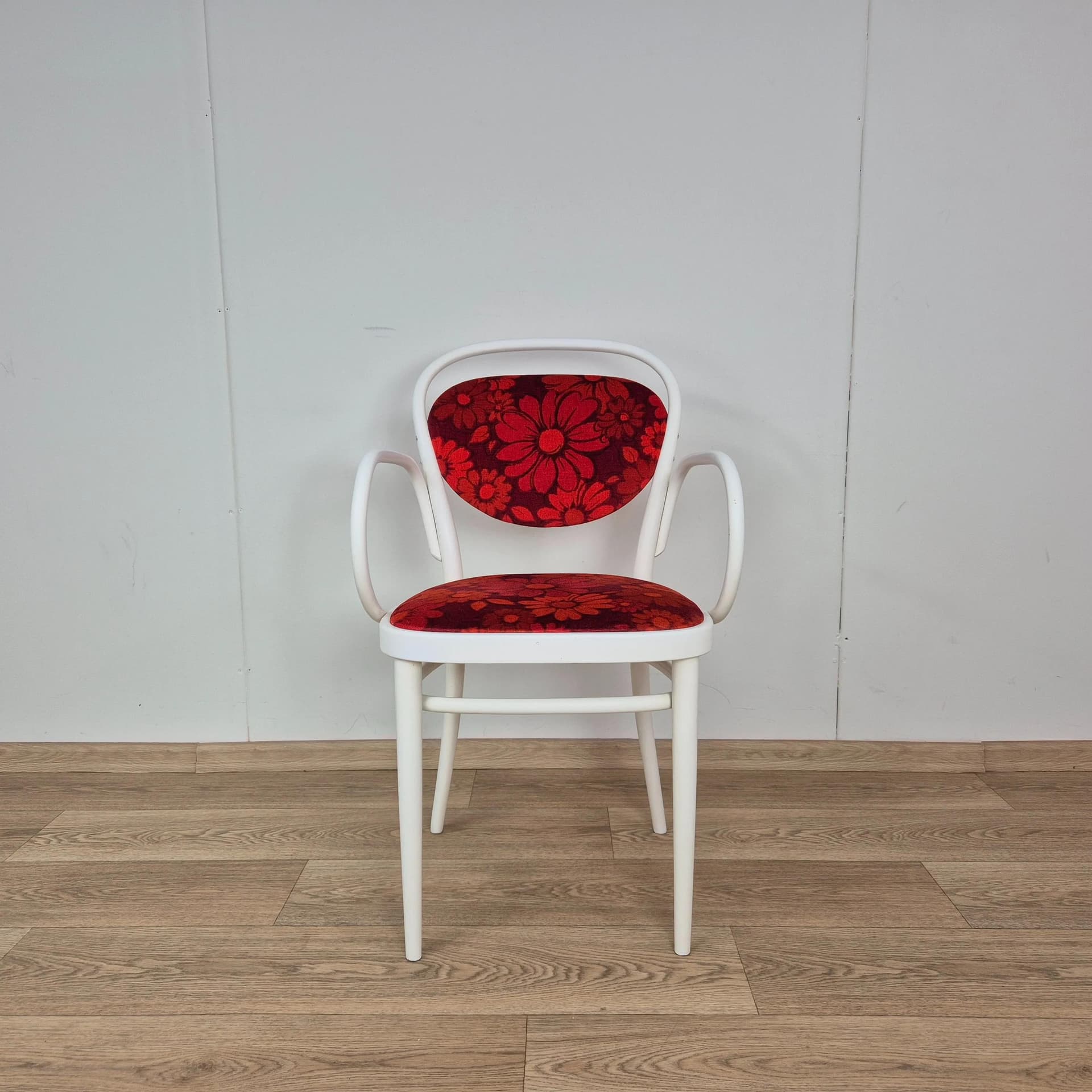 Krzesło z podłokietnikami 215P, tapicerka czerwona, drewno biały, Thonet, Niemcy, lata 70. - 69520