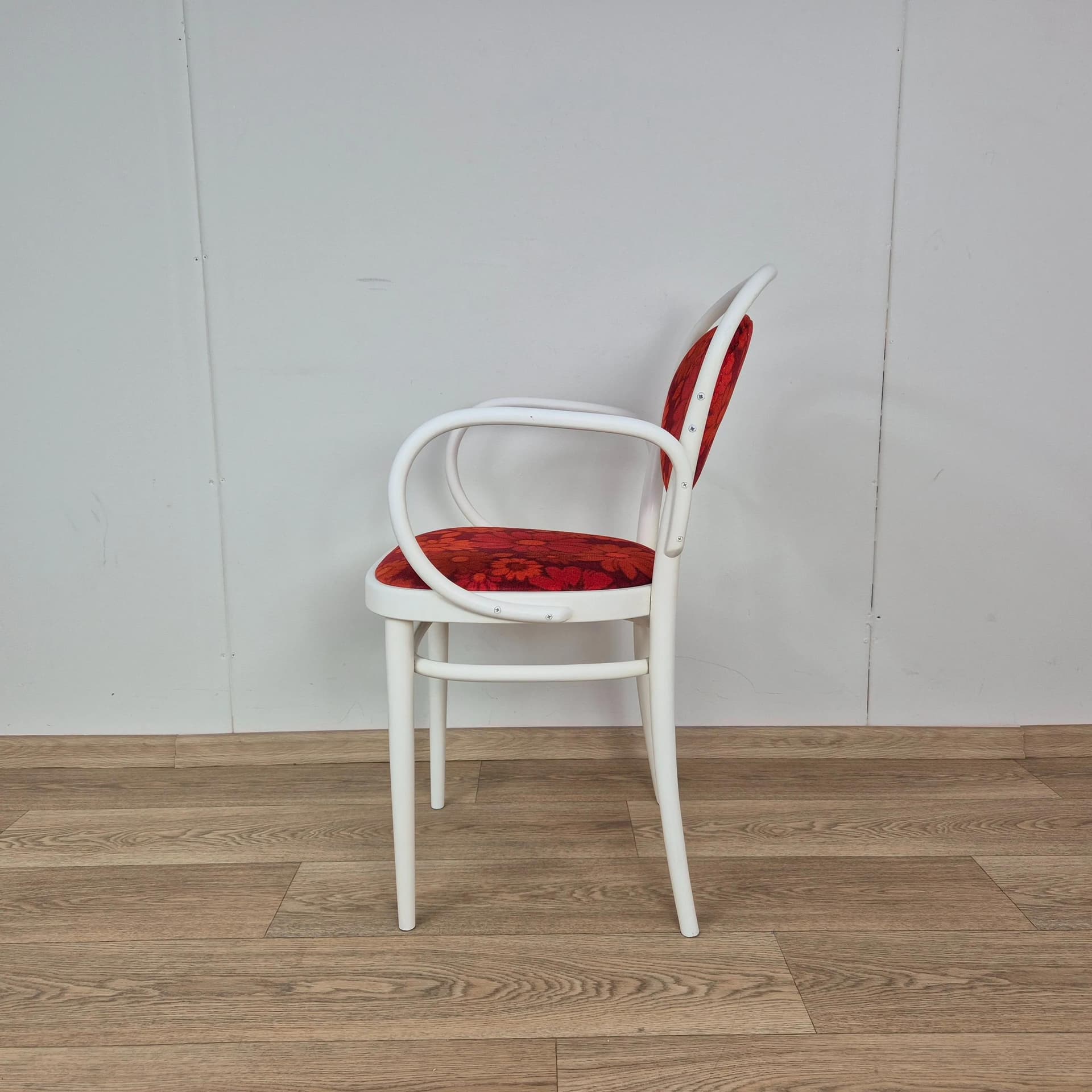 Krzesło z podłokietnikami 215P, tapicerka czerwona, drewno biały, Thonet, Niemcy, lata 70. - 69522