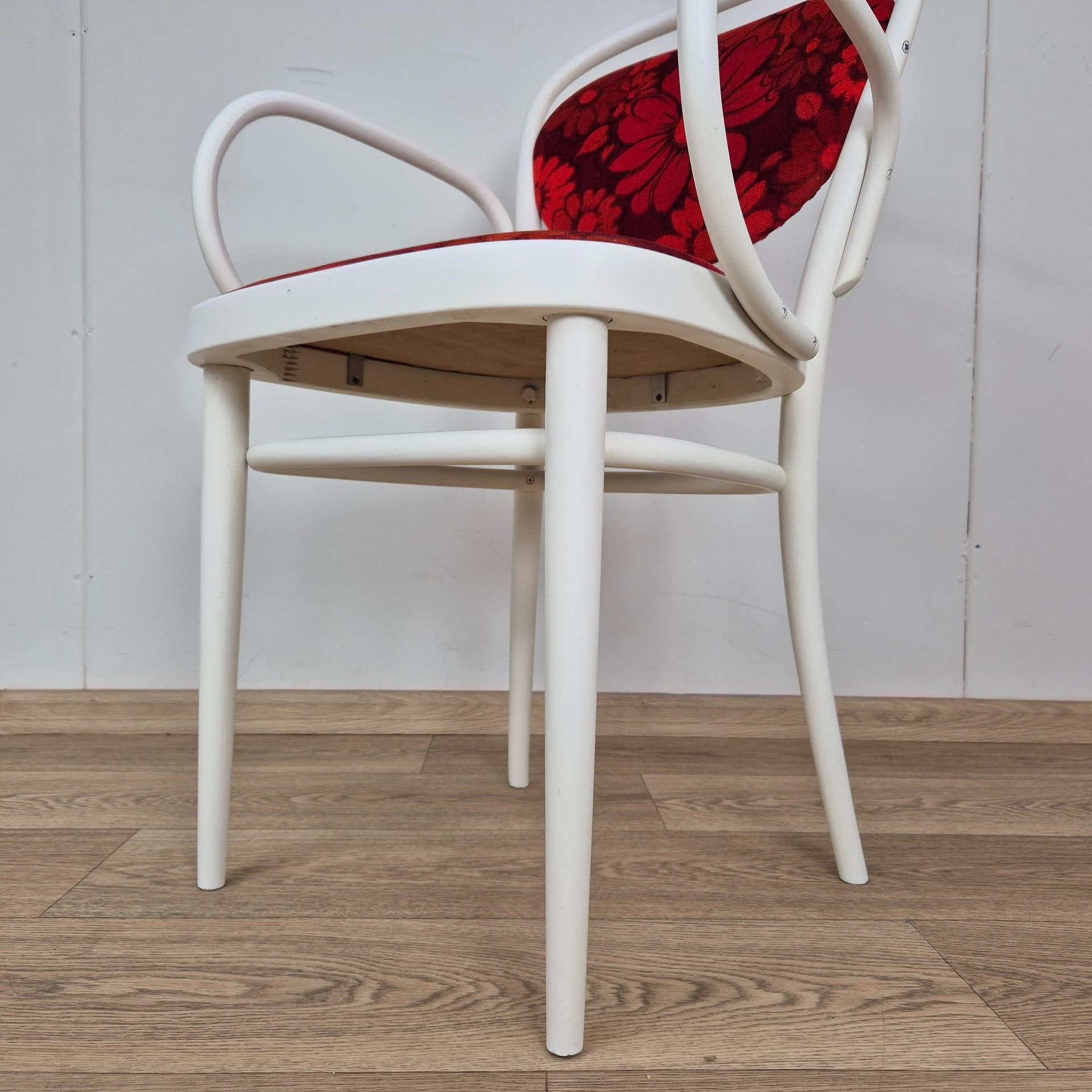Krzesło z podłokietnikami 215P, tapicerka czerwona, drewno biały, Thonet, Niemcy, lata 70. - 69518