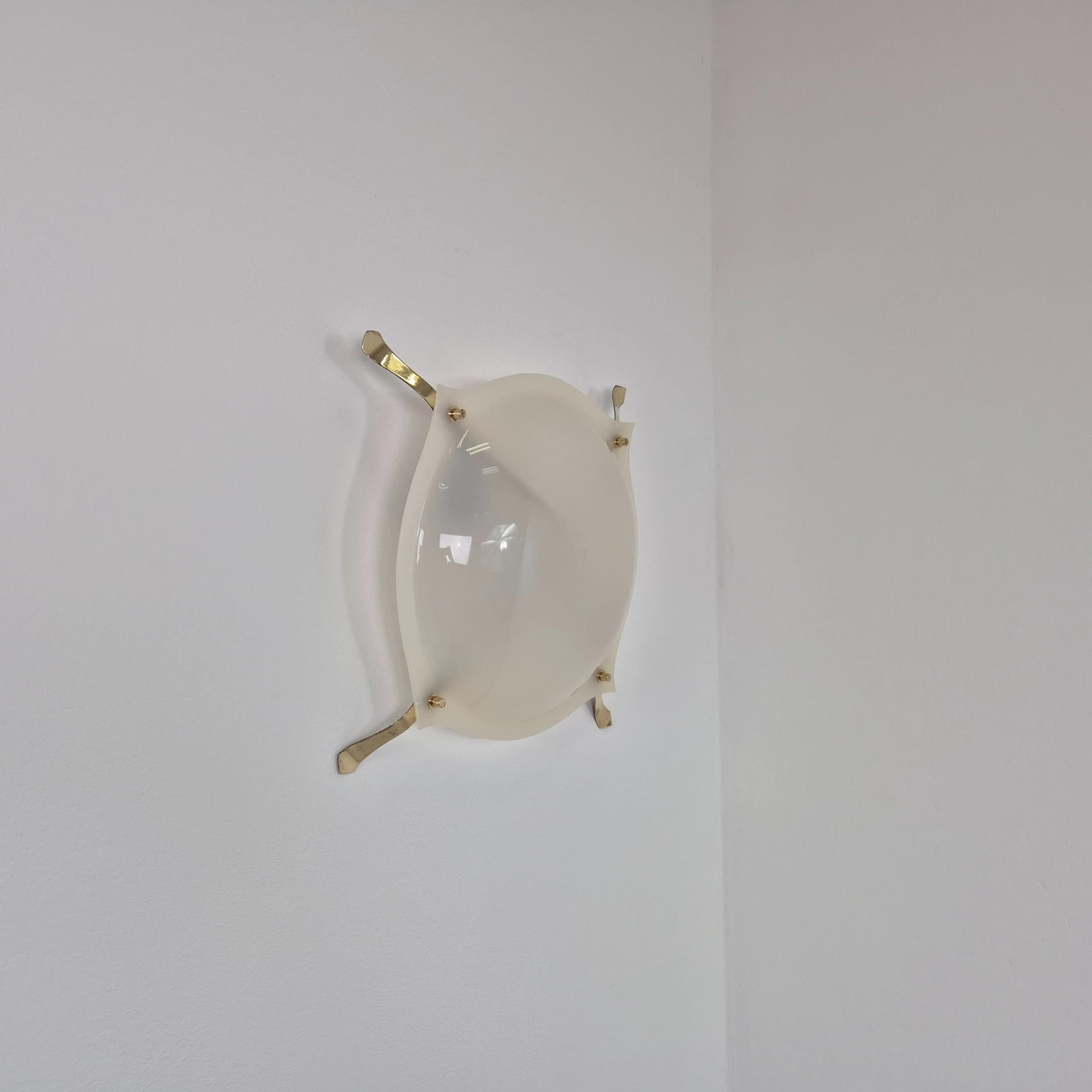 Lampa sufitowa Małża, akryl ivory white, proj. A. Lelli, Arredoluce, Włochy, lata 70. - 69250