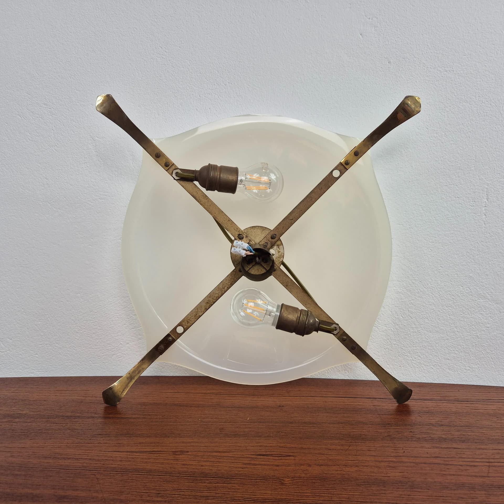 Lampa sufitowa Małża, akryl ivory white, proj. A. Lelli, Arredoluce, Włochy, lata 70. - 69252