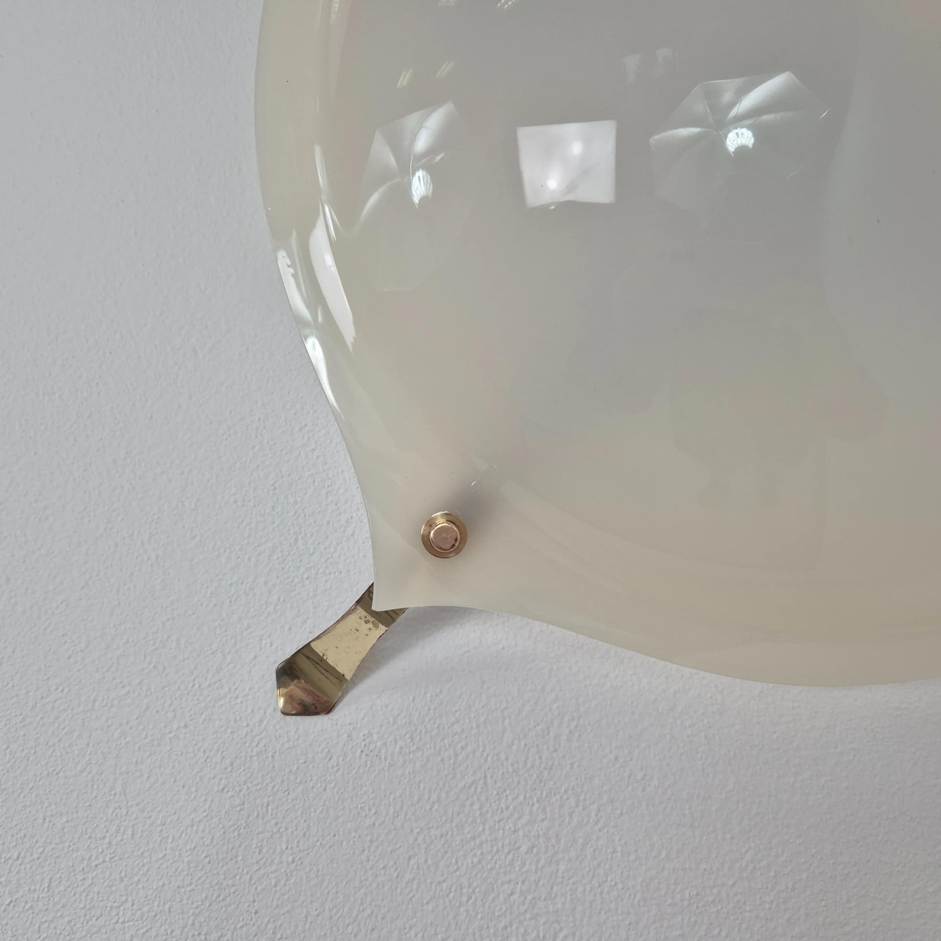 Lampa sufitowa Małża, akryl ivory white, proj. A. Lelli, Arredoluce, Włochy, lata 70. - 69251