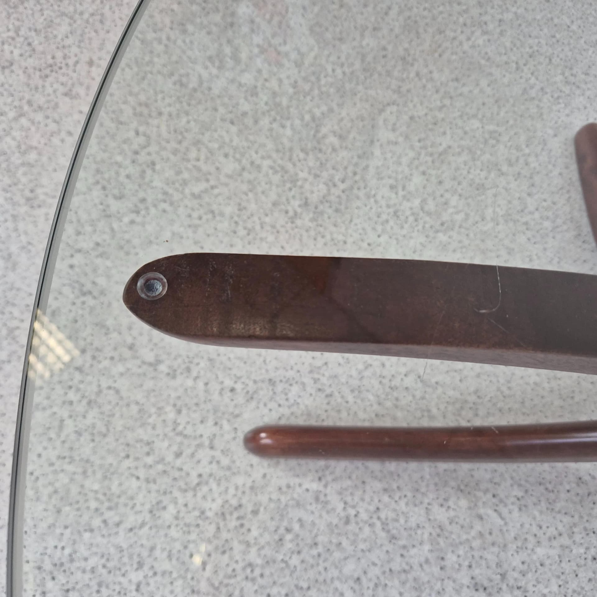 Stolik kawowy okrągły, mahoń brązowy, szkło, Dania, lata 70. - 69098