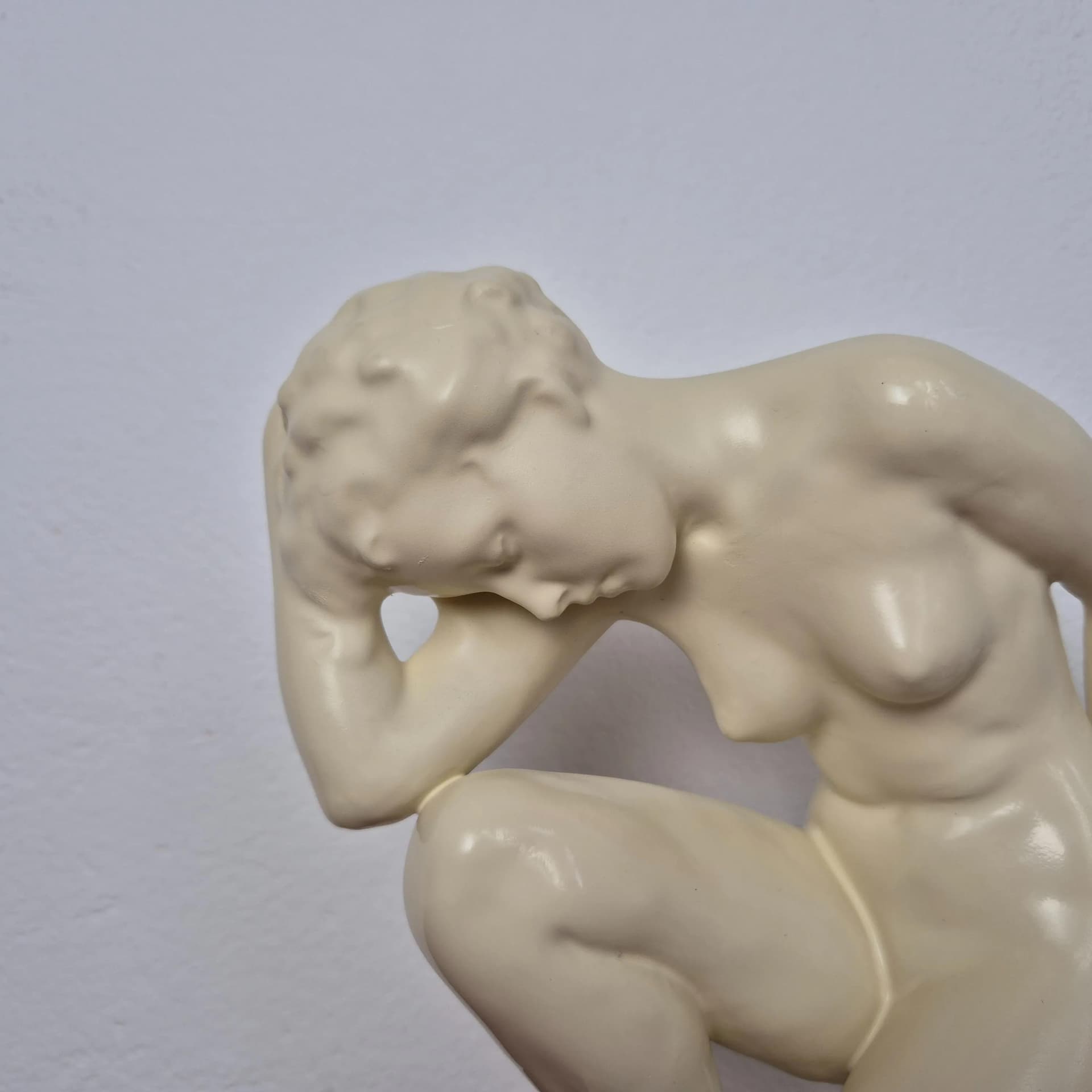 Figura akt kobiecy, beżowy, porcelana, proj. E. Storbach, Royal Dux, Czechosłowacja, lata 30. - 69062