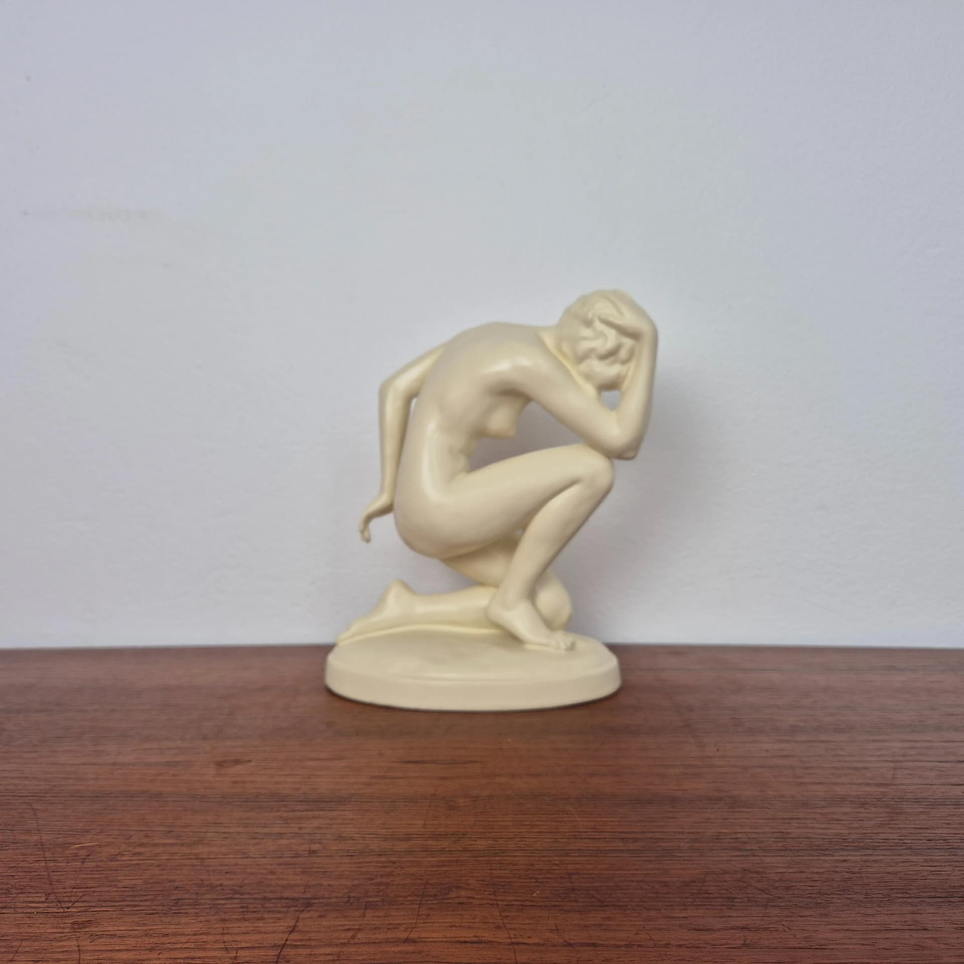 Figura akt kobiecy, beżowy, porcelana, proj. E. Storbach, Royal Dux, Czechosłowacja, lata 30. - 69069