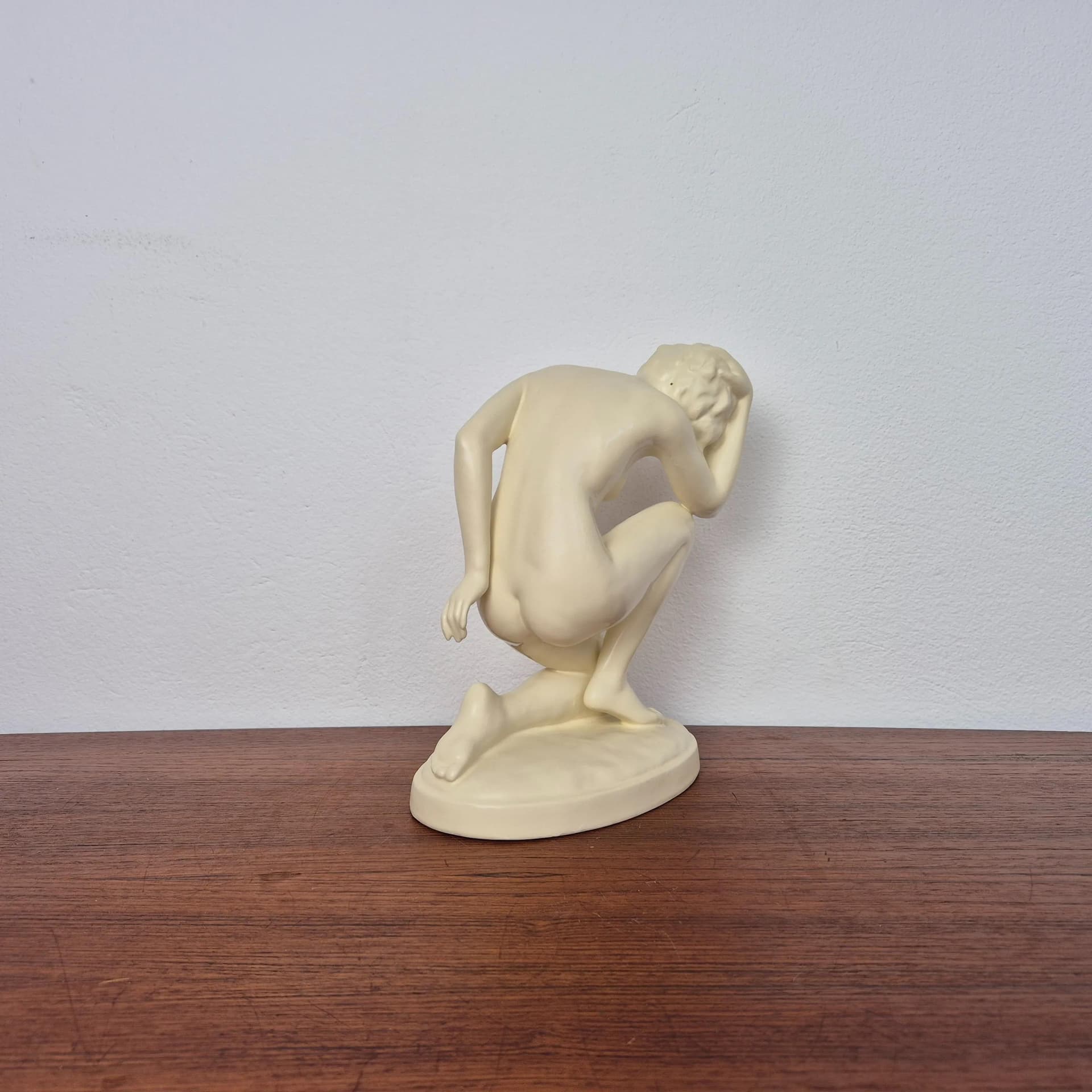 Figura akt kobiecy, beżowy, porcelana, proj. E. Storbach, Royal Dux, Czechosłowacja, lata 30. - 69065