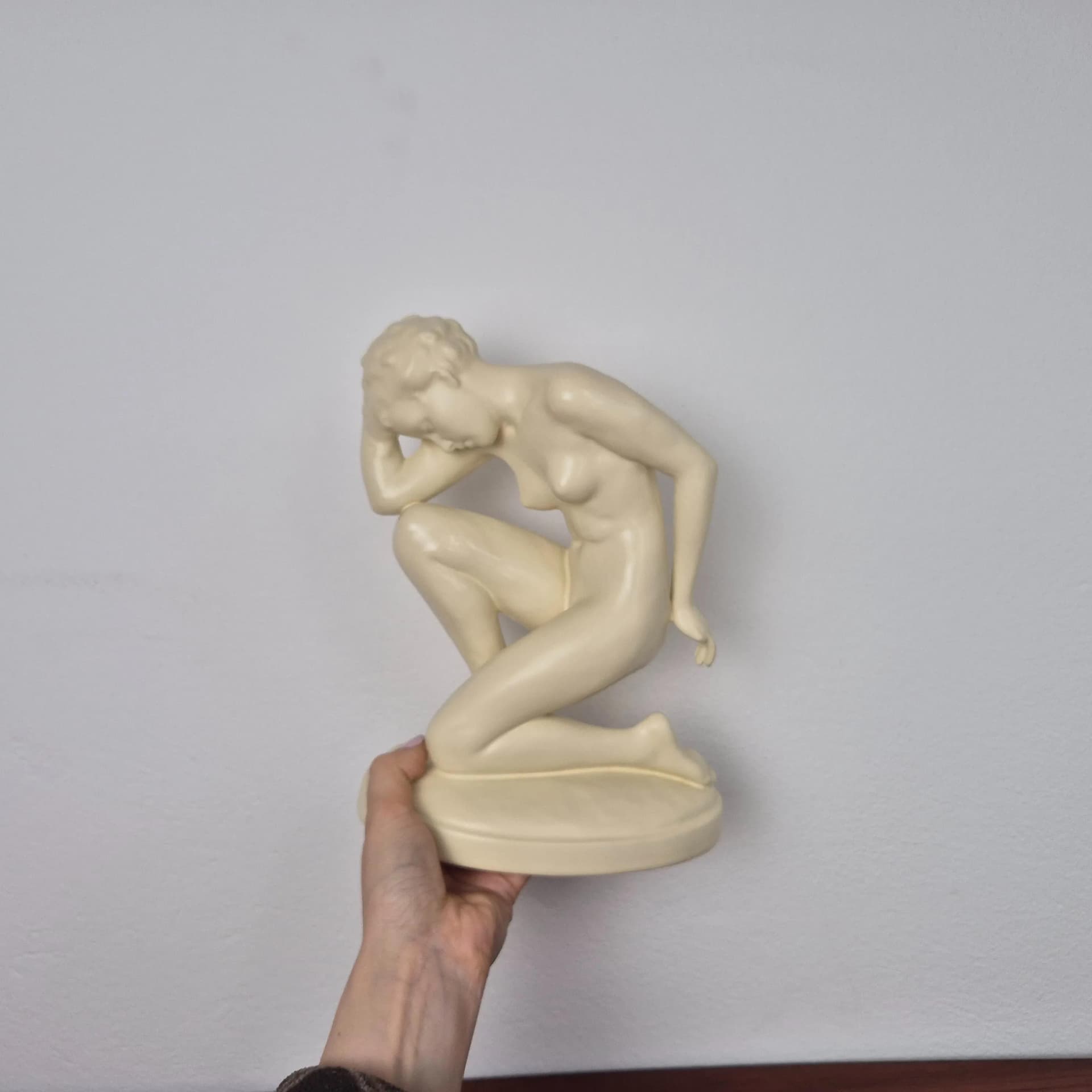 Figura akt kobiecy, beżowy, porcelana, proj. E. Storbach, Royal Dux, Czechosłowacja, lata 30. - 69066