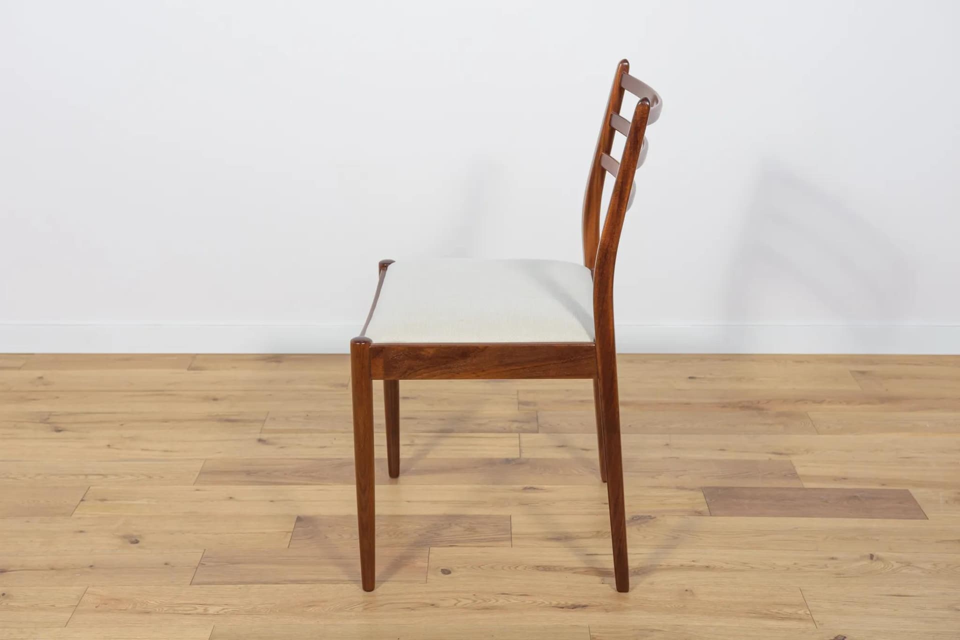 Tekowy komplet ośmiu krzeseł, proj. V. Wilkins dla G-Plan, Wielka Brytania, lata 60. - 72215