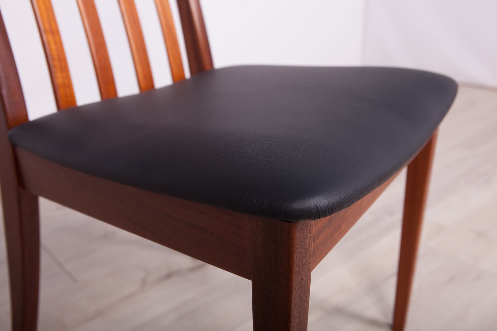 Komplet sześciu krzeseł, teak, skóra czarna, proj. L. Dandy, G-Plan, Wielka Brytania, lata 60. - 72190