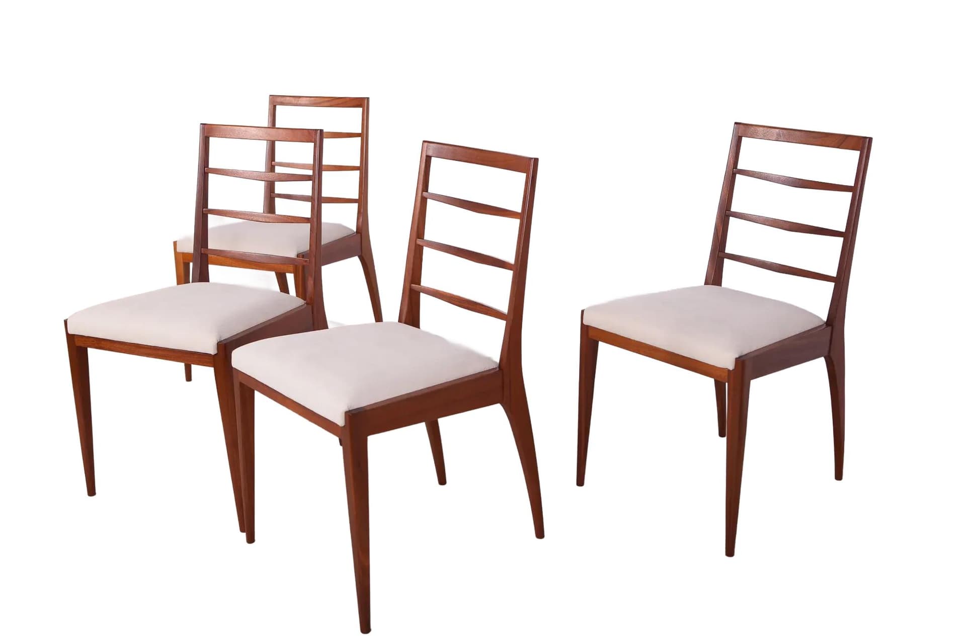 Komplet czterech krzeseł, drewno tekowe brązowe, tkanina kremowa, McIntosh, Wielka Brytania, lata 60.