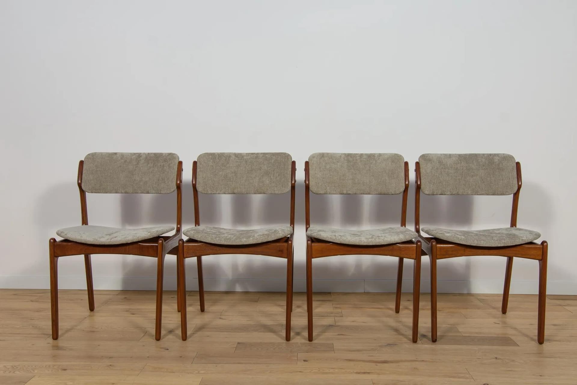 Komplet czterech krzeseł model 49, teak szary, proj. E. Buch, Dania, lata 60. - 72153