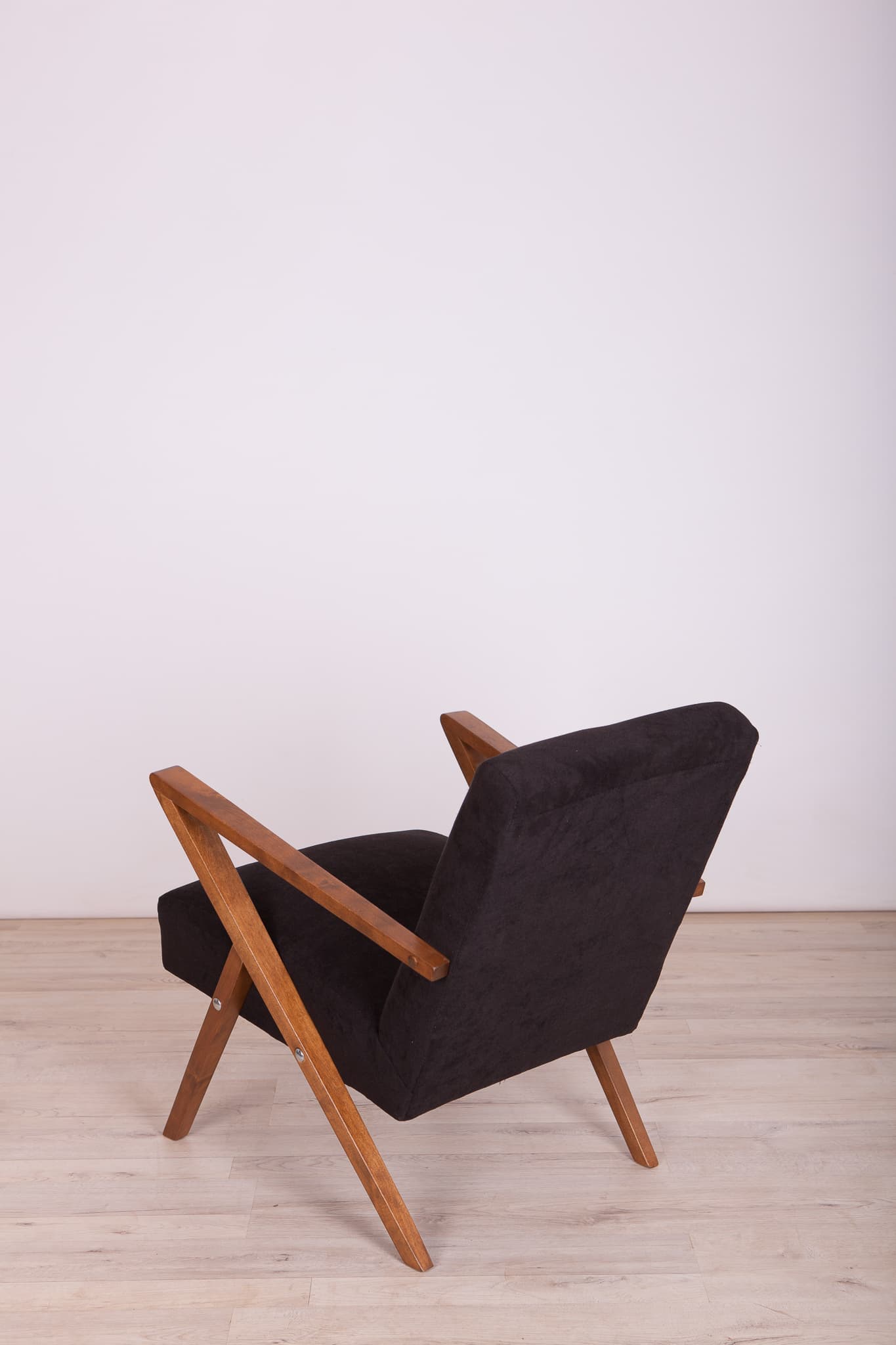 Para foteli Odnowa, welur czarny, drewno buk, Polska, lata 70. - 72144