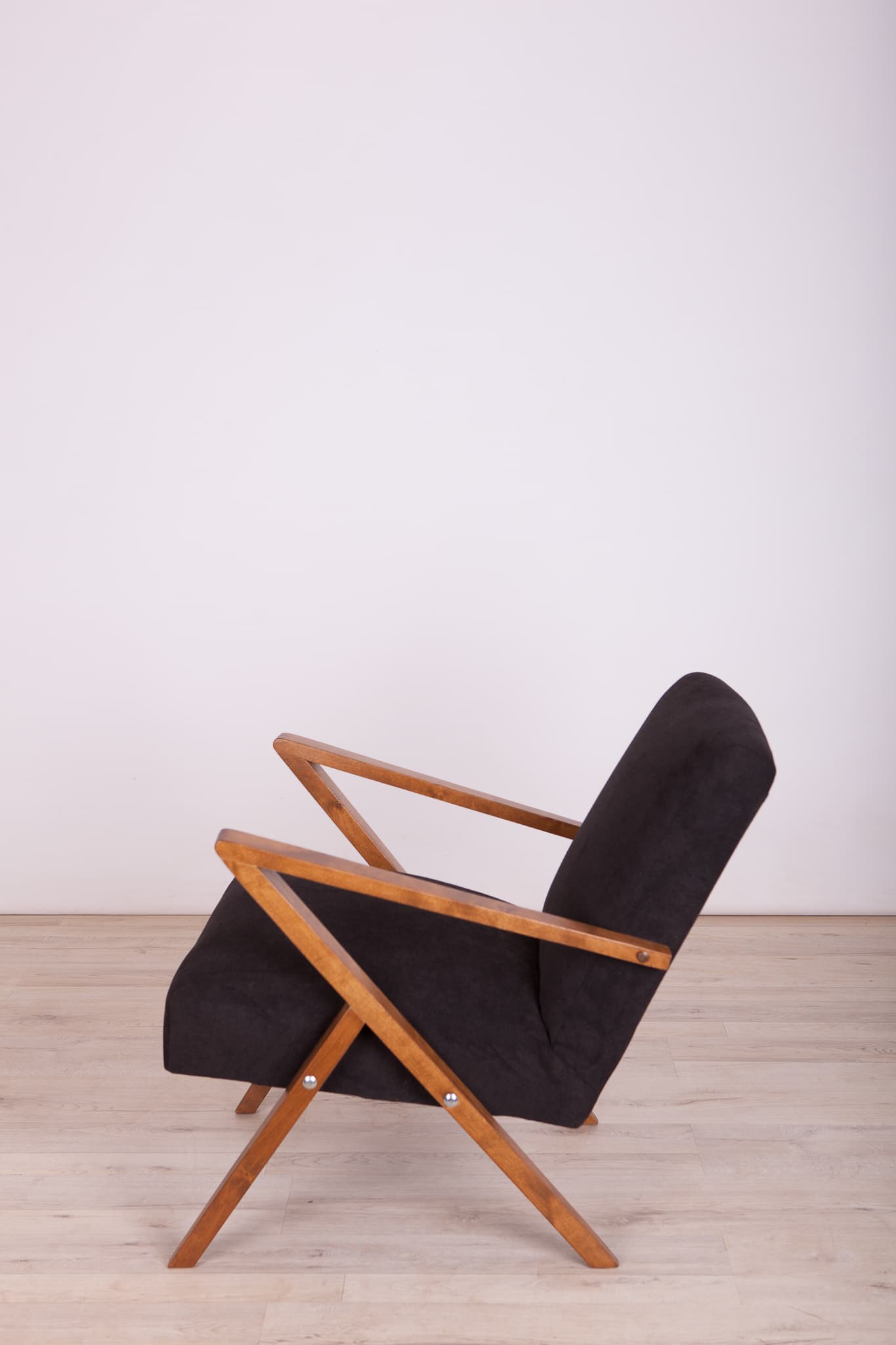 Para foteli Odnowa, welur czarny, drewno buk, Polska, lata 70. - 72141