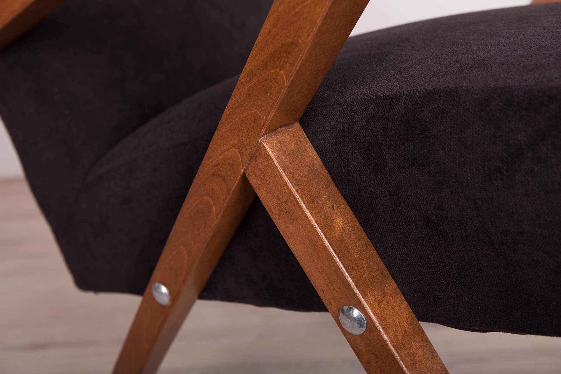 Para foteli Odnowa, welur czarny, drewno buk, Polska, lata 70. - 72145