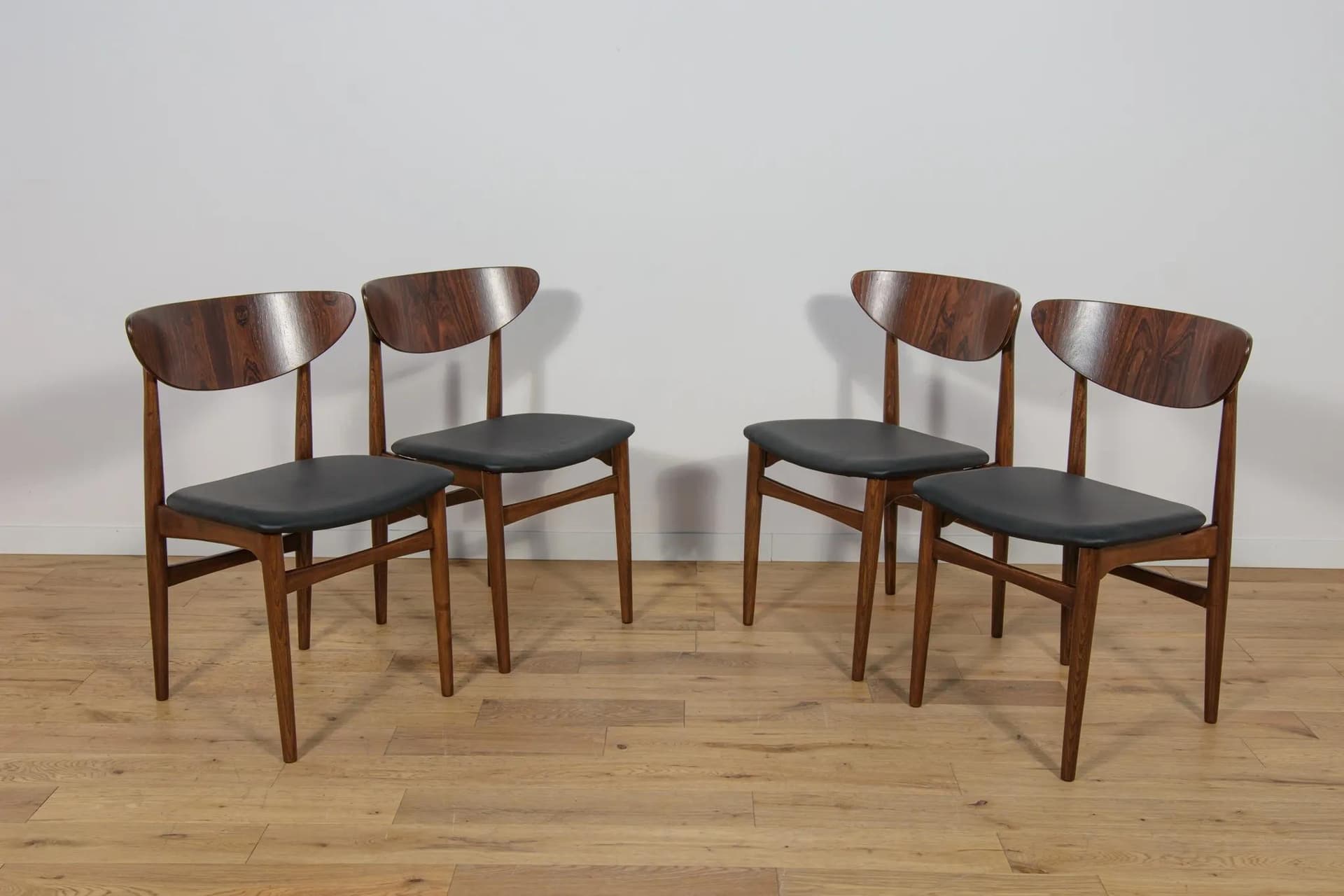 Komplet czterech krzeseł, buk brązowy, palisander brązowy, skóra naturalna czarna, Dania, lata 60. - 72095
