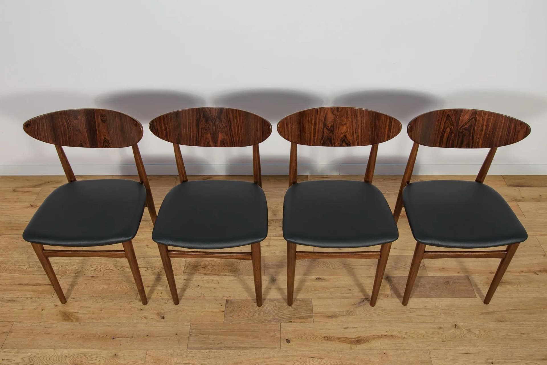 Komplet czterech krzeseł, buk brązowy, palisander brązowy, skóra naturalna czarna, Dania, lata 60. - 72097