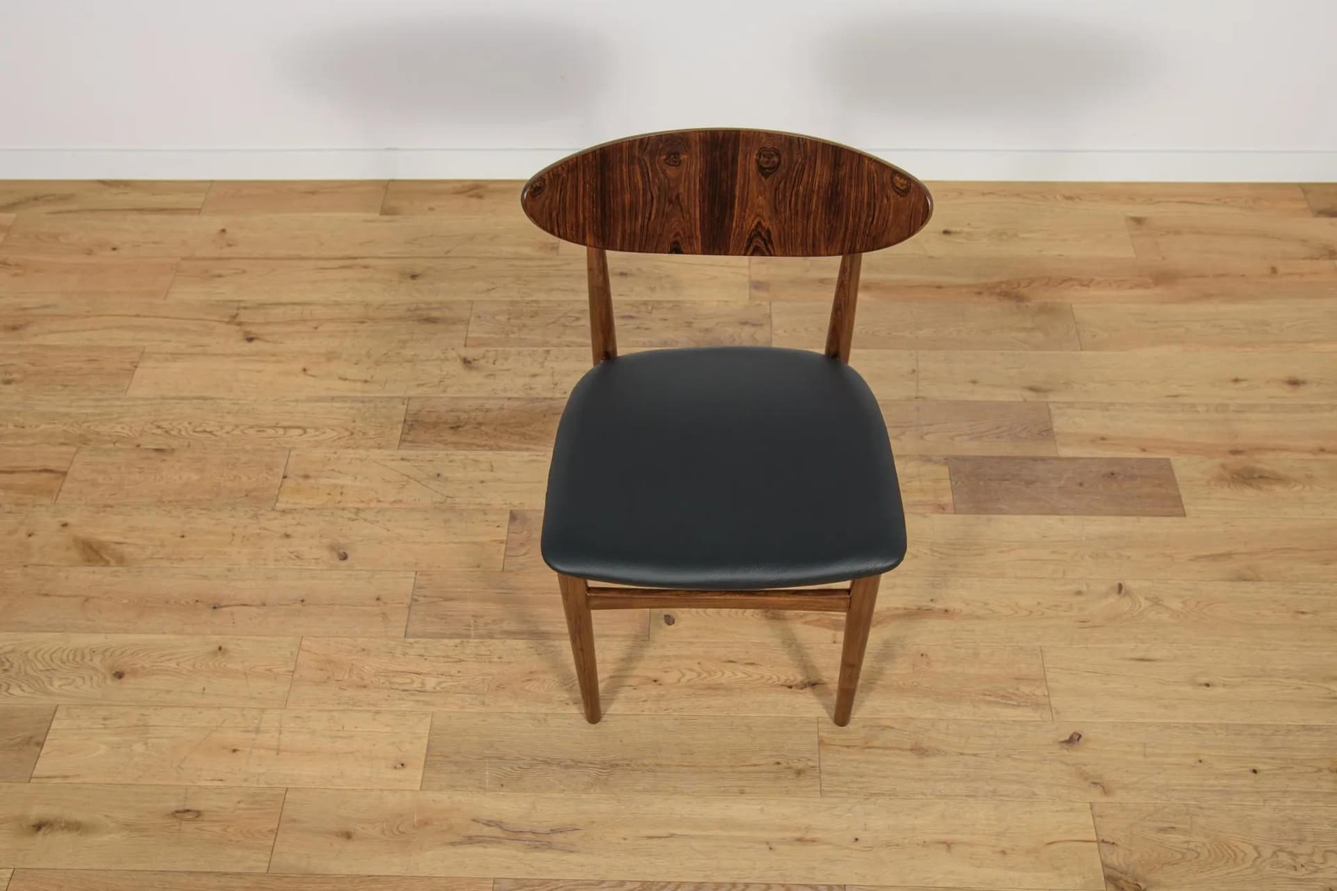 Komplet czterech krzeseł, buk brązowy, palisander brązowy, skóra naturalna czarna, Dania, lata 60. - 72100