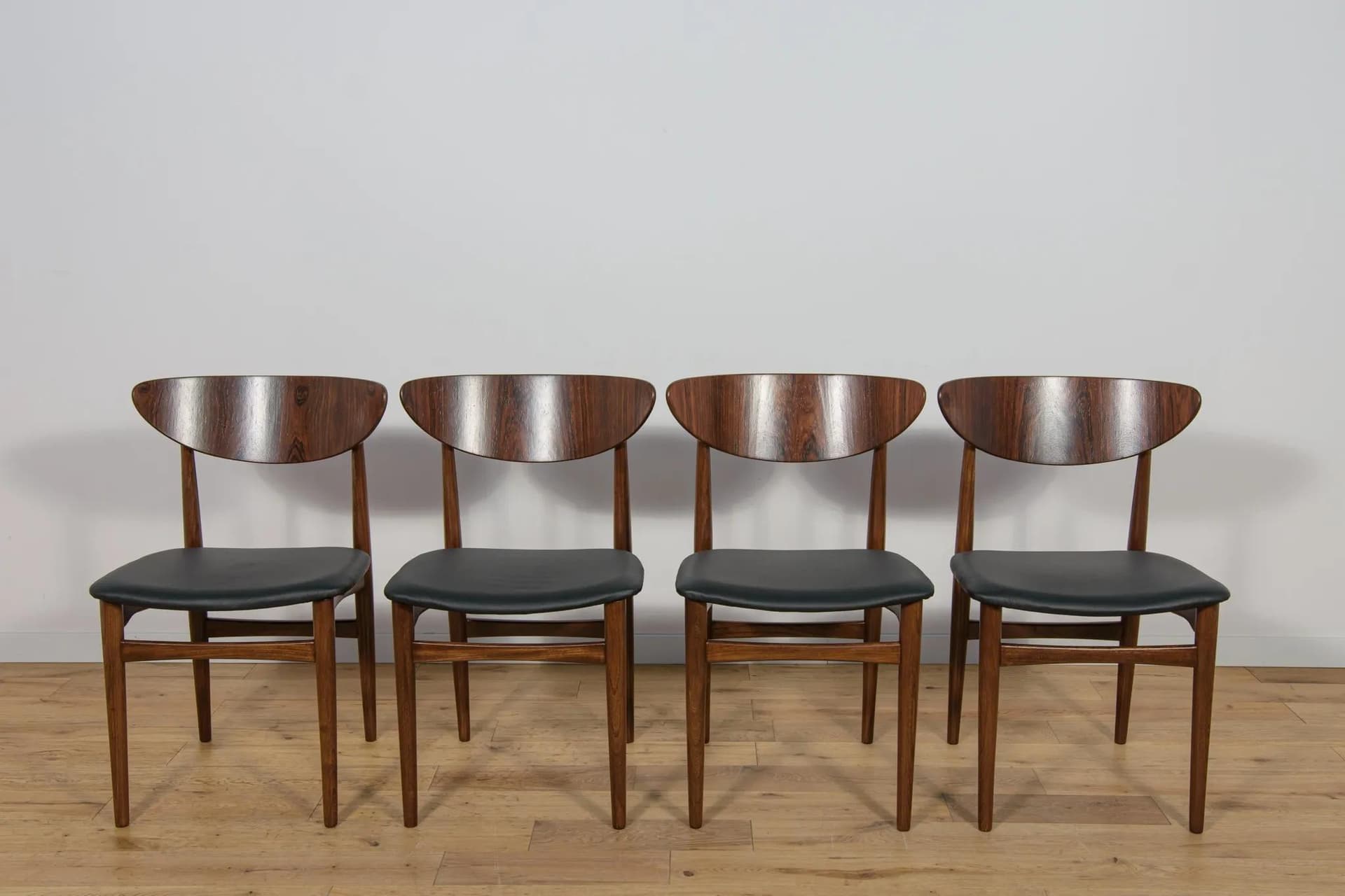Komplet czterech krzeseł, buk brązowy, palisander brązowy, skóra naturalna czarna, Dania, lata 60. - 72094