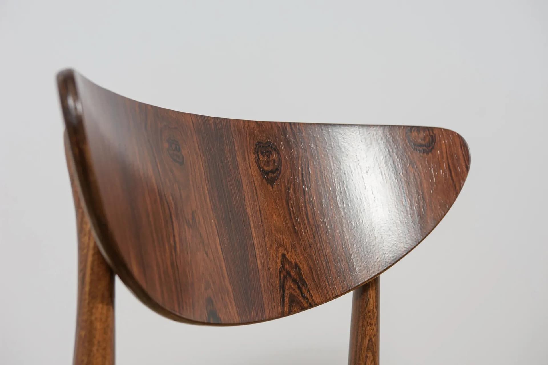 Komplet czterech krzeseł, buk brązowy, palisander brązowy, skóra naturalna czarna, Dania, lata 60. - 72099